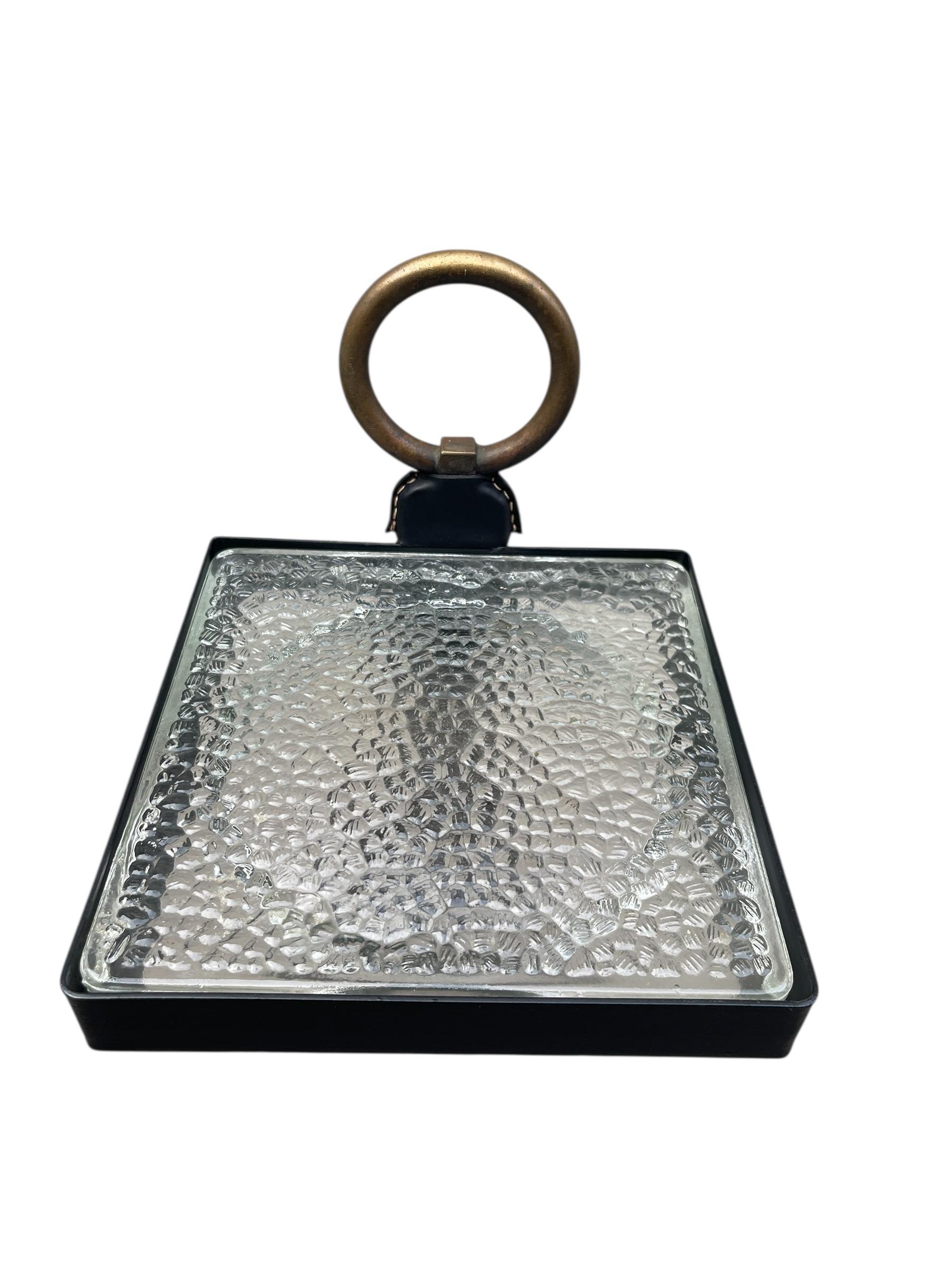 Mesa auxiliar de cuero cosido de los años 50, por Jacques Adnet en venta 1