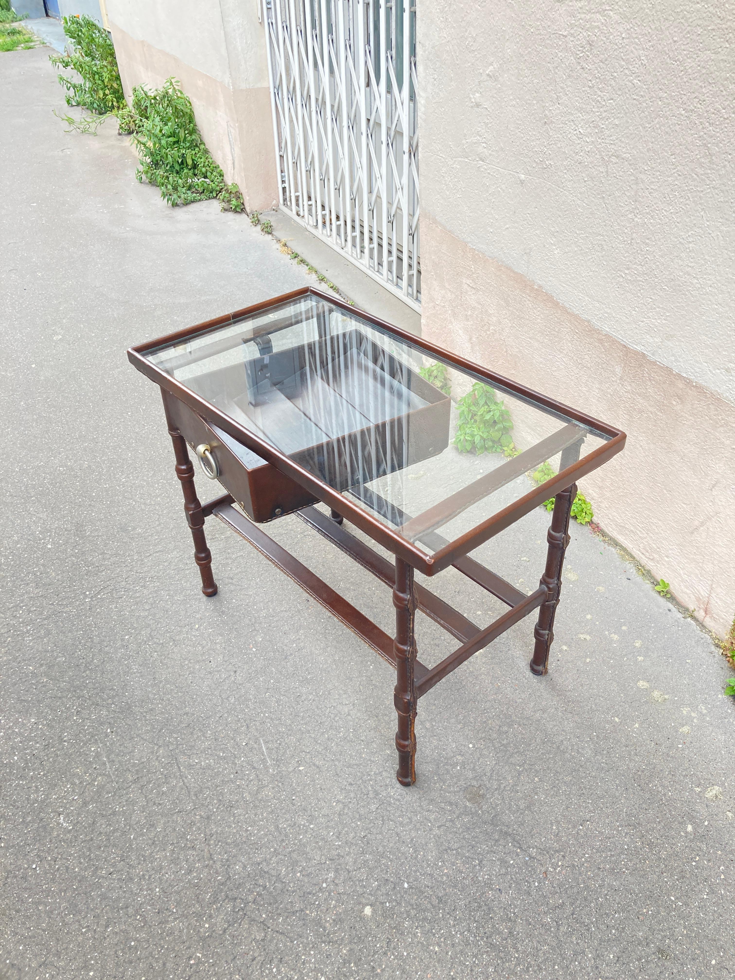 Beistelltisch aus genähtem Leder von Jacques Adnet aus den 1950er Jahren im Angebot 3