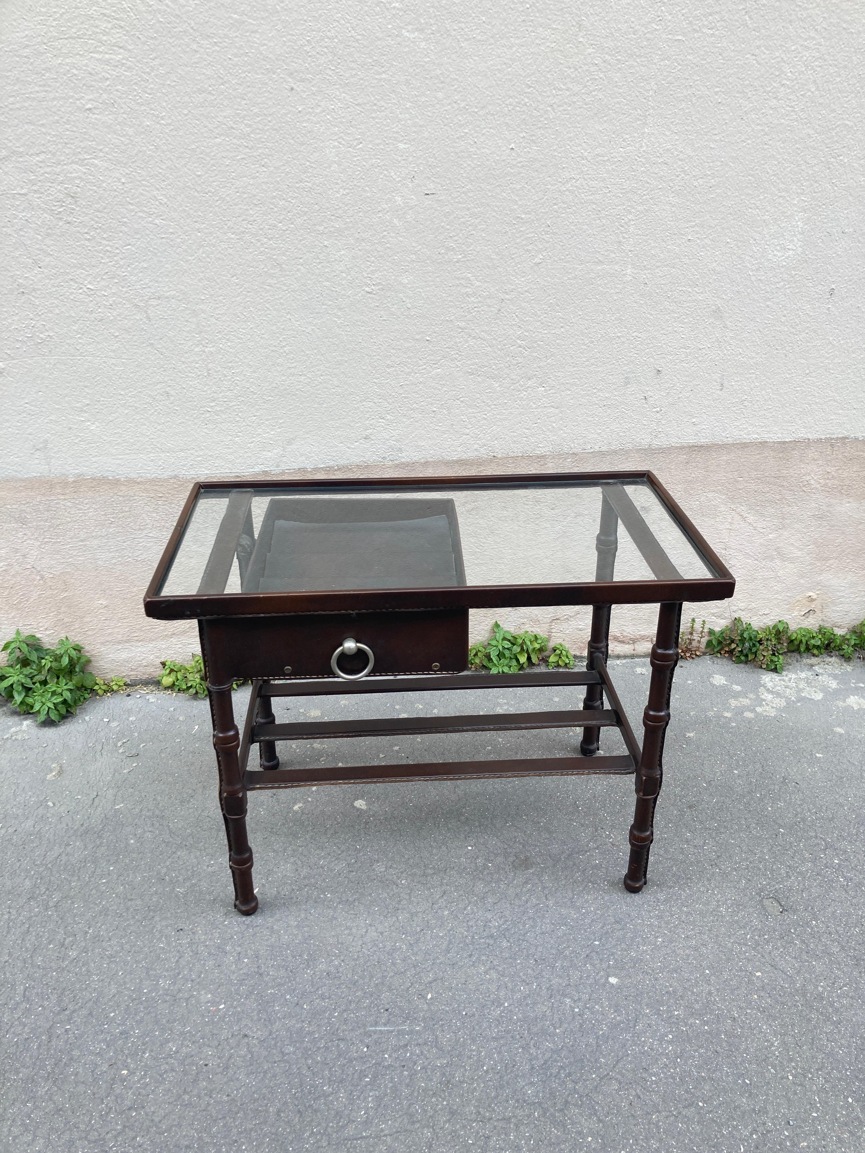 Beistelltisch aus genähtem Leder von Jacques Adnet aus den 1950er Jahren im Angebot 4