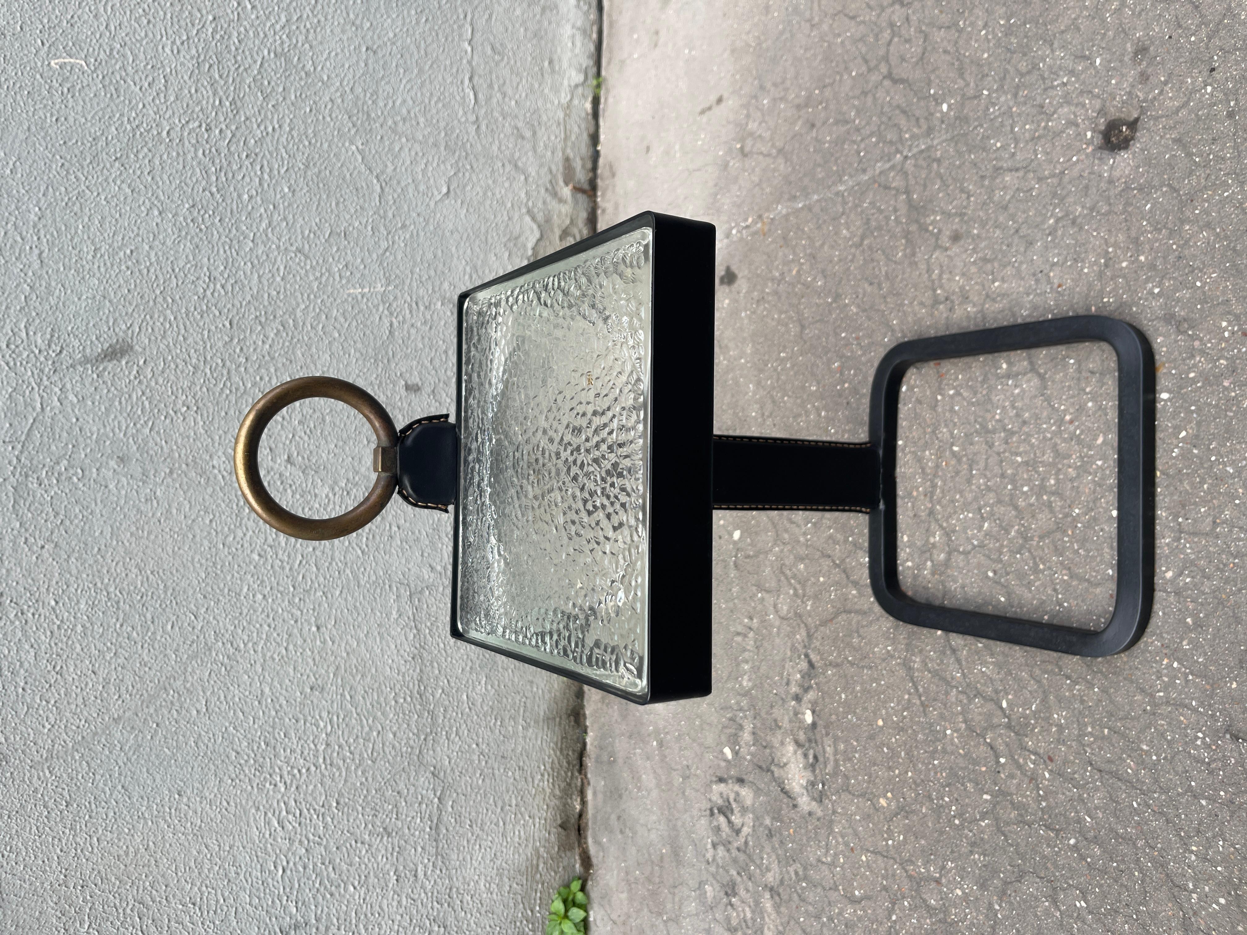 Mesa auxiliar de cuero cosido de los años 50, por Jacques Adnet en venta 3