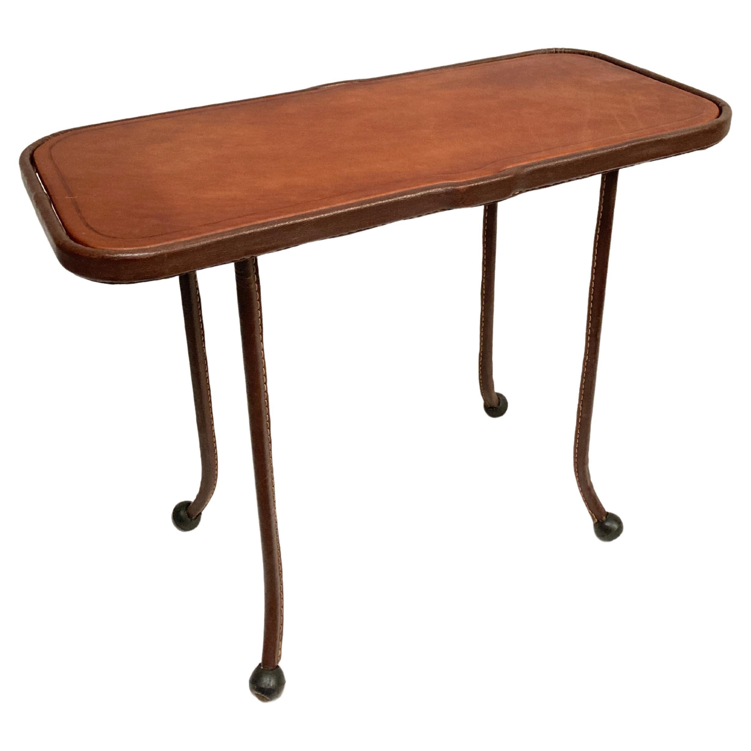 Table d'appoint en cuir cousue de Jacques Adnet des années 1950 en vente