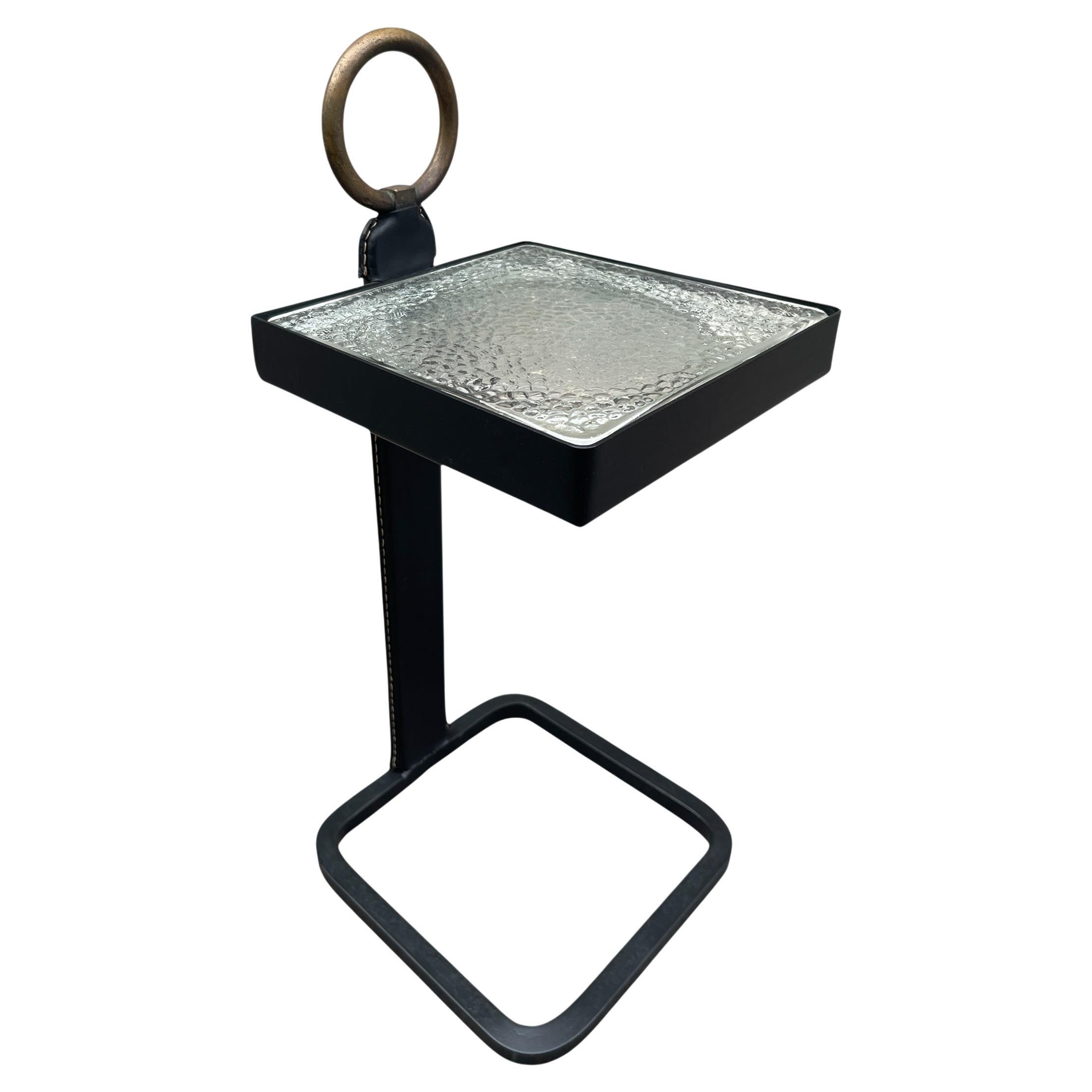 Mesa auxiliar de cuero cosido de los años 50, por Jacques Adnet