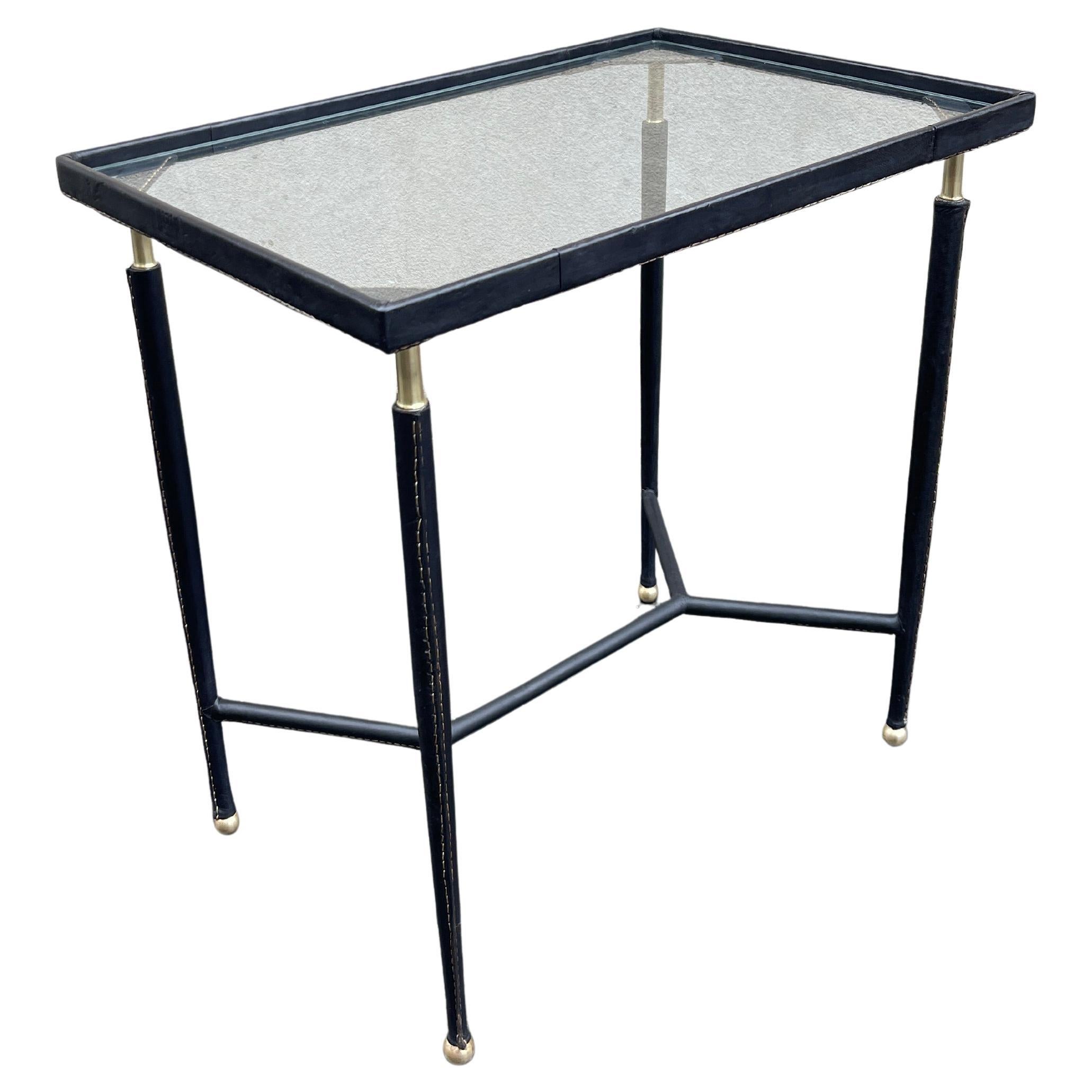 Mesa auxiliar de cuero cosido de los años 50 por Jules Leleu