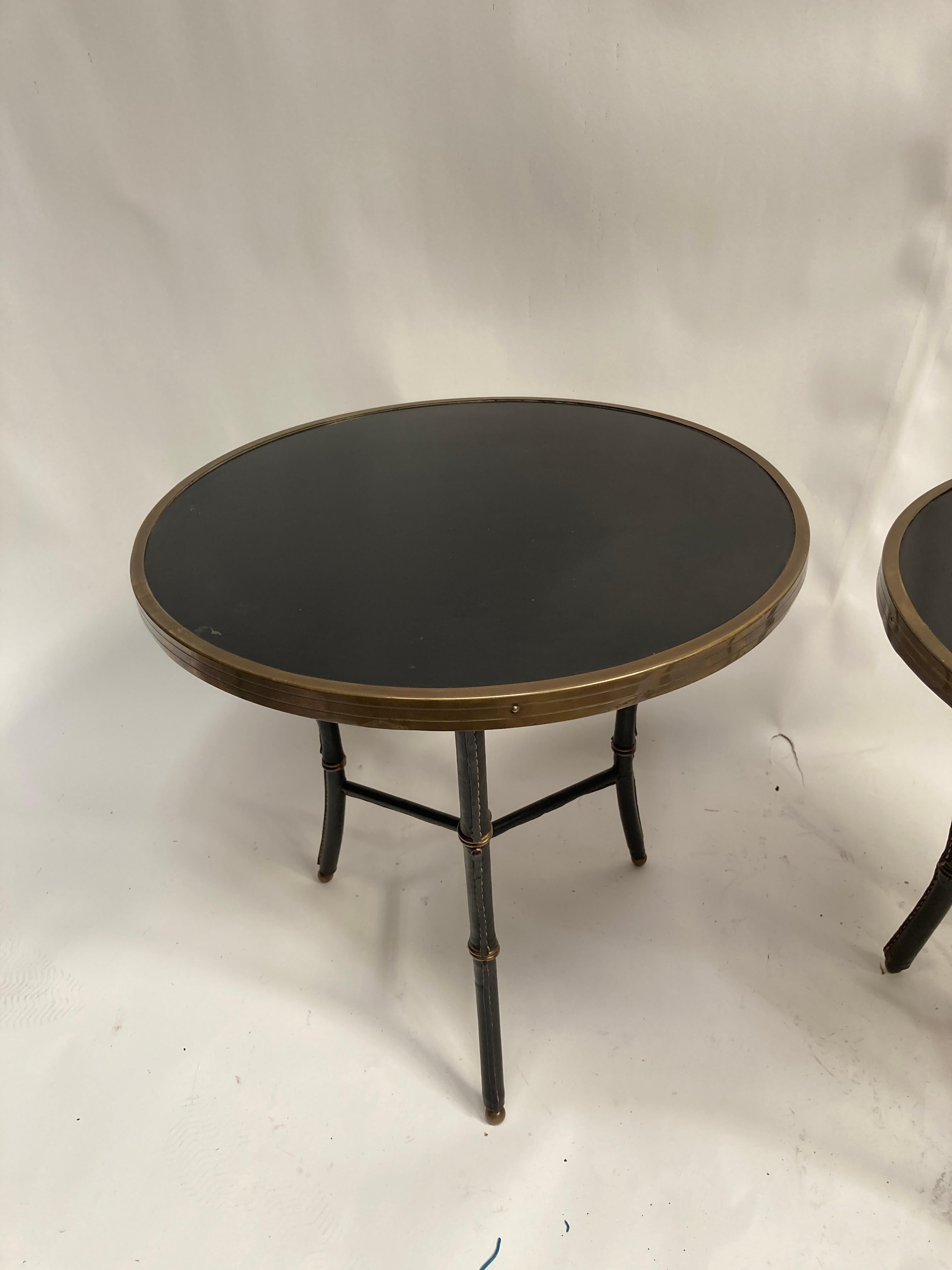 Paire de tables d'appoint en cuir cousu des années 50 par Jacques Adnet
Dessus en formica

