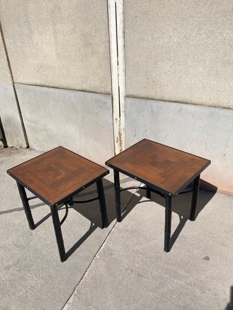 Mesas auxiliares de cuero cosido de los años 50 por Jacques Adnet
Tapa de roble
Gran estado vintage
