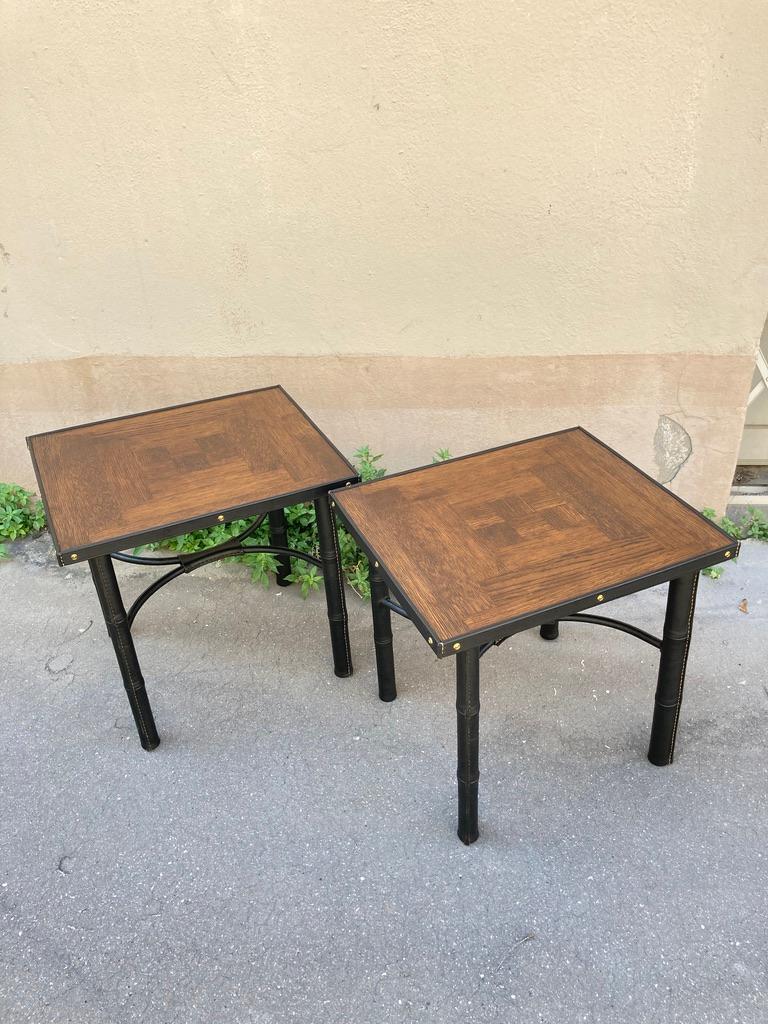 Mesas auxiliares de cuero cosido de los años 50 por Jacques Adnet Francés en venta