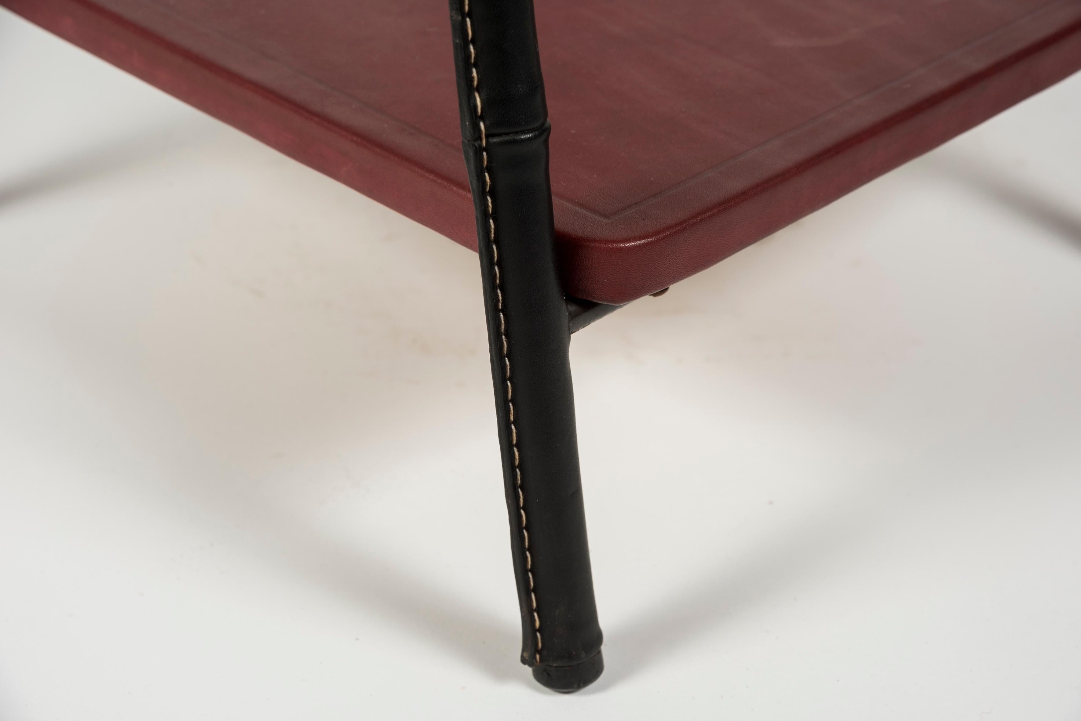 Milieu du XXe siècle Tables d'appoint en cuir cousues par Jacques Adnet des années 1950 en vente