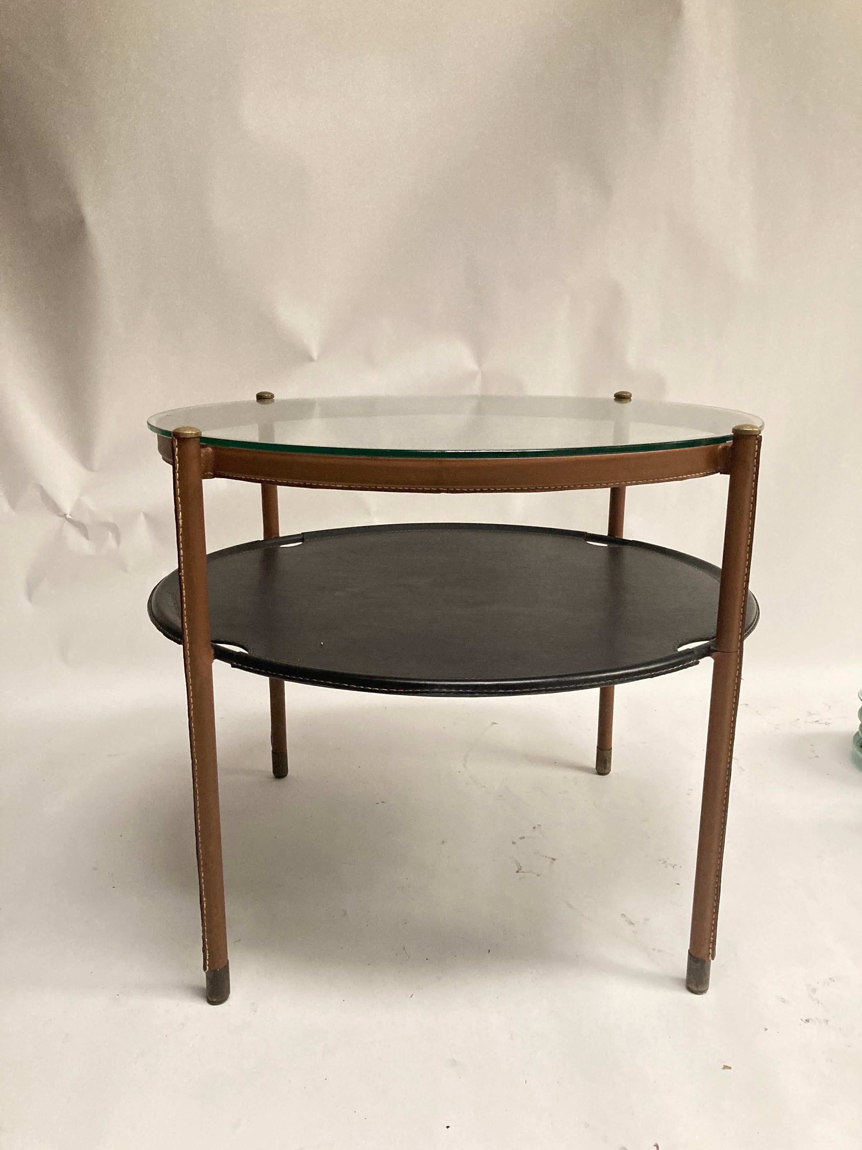 Rare table en cuir cousu de Jacques Adnet
Modèle peu répandu 
Grandes dimensions.
