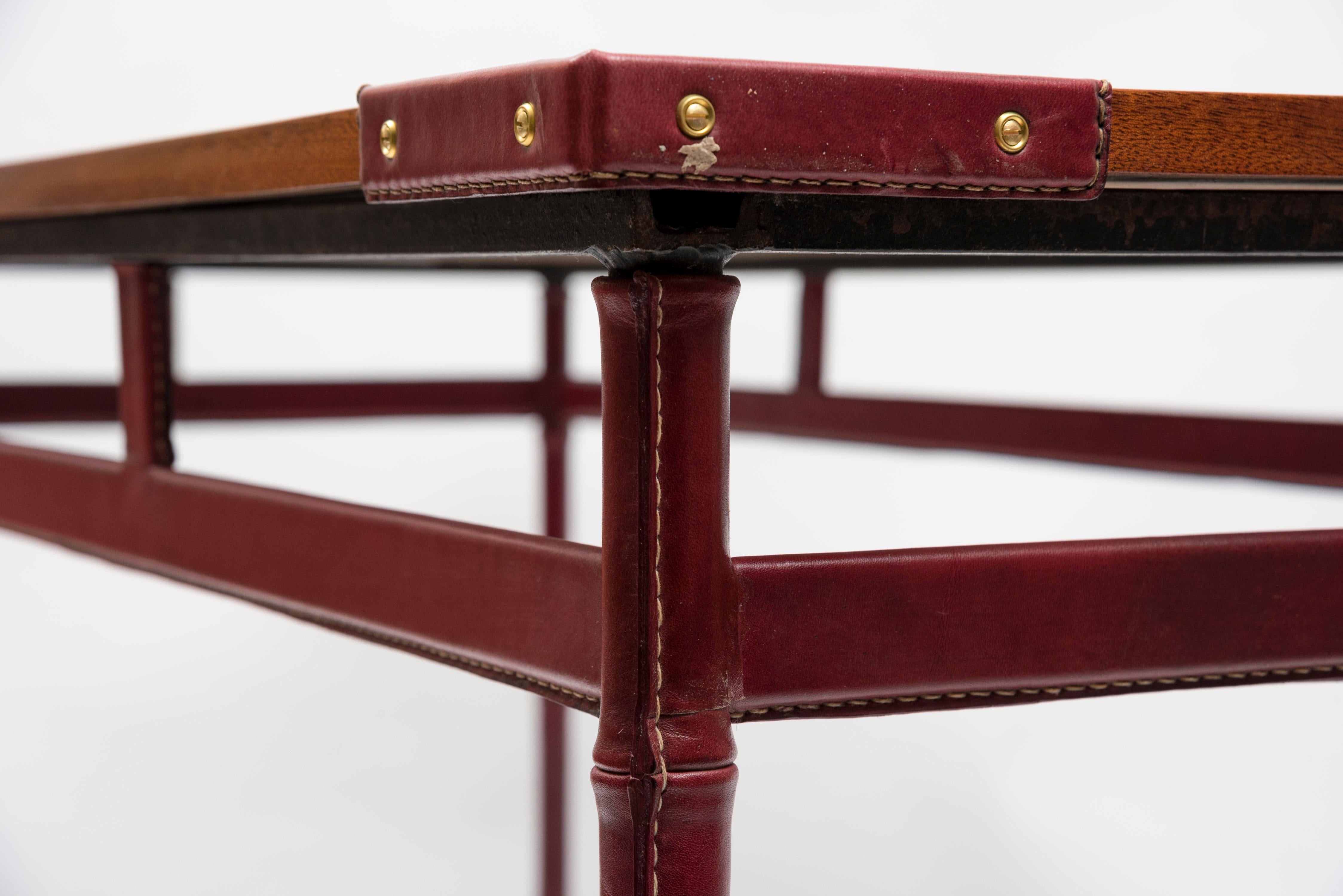 Milieu du XXe siècle Table en cuir Stitch par Jacques Adnet, 1950 en vente