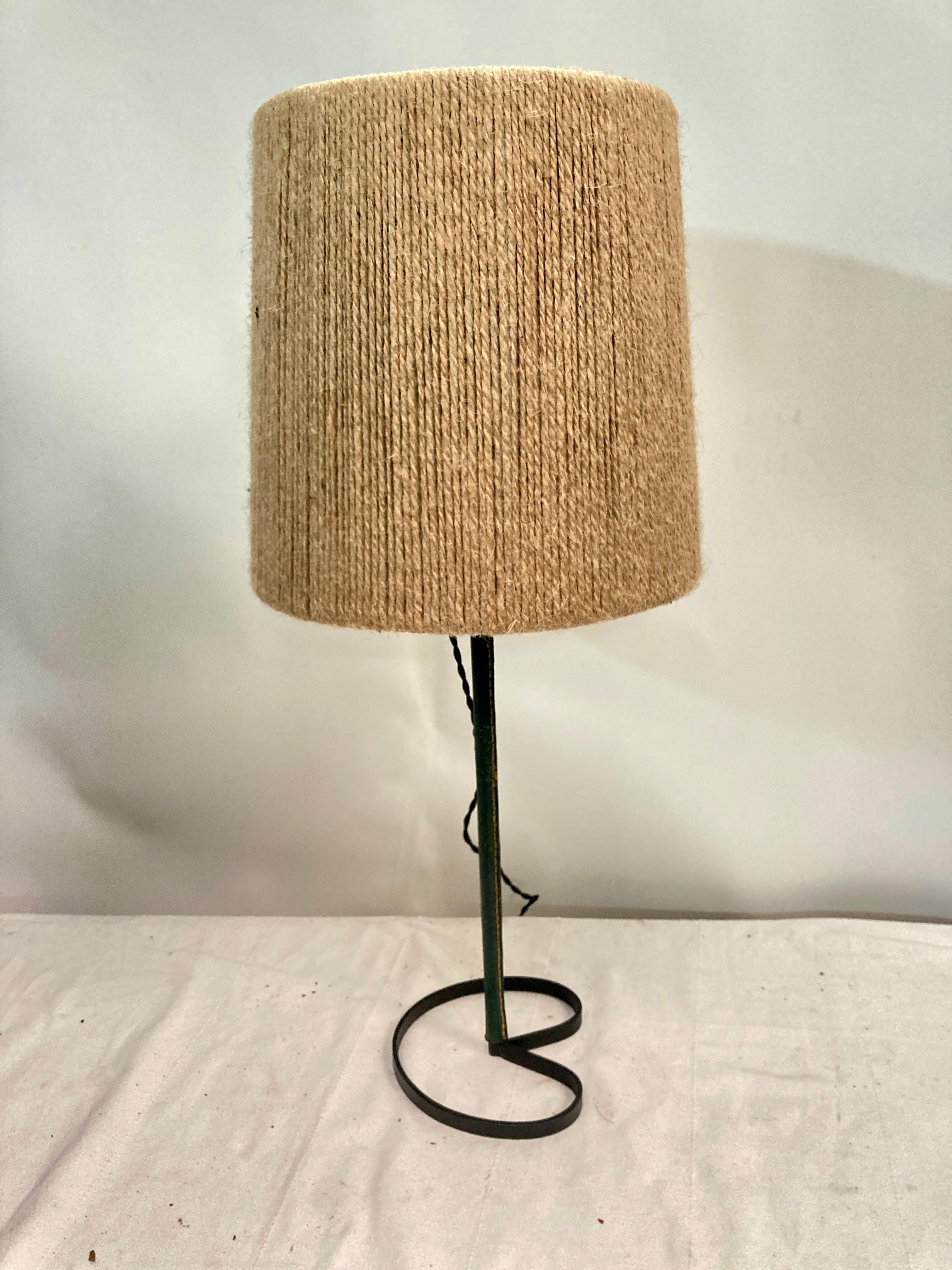 Lampada da tavolo in pelle Stitch degli anni '50
Rivestito in pelle verde scuro
Buone condizioni vintage