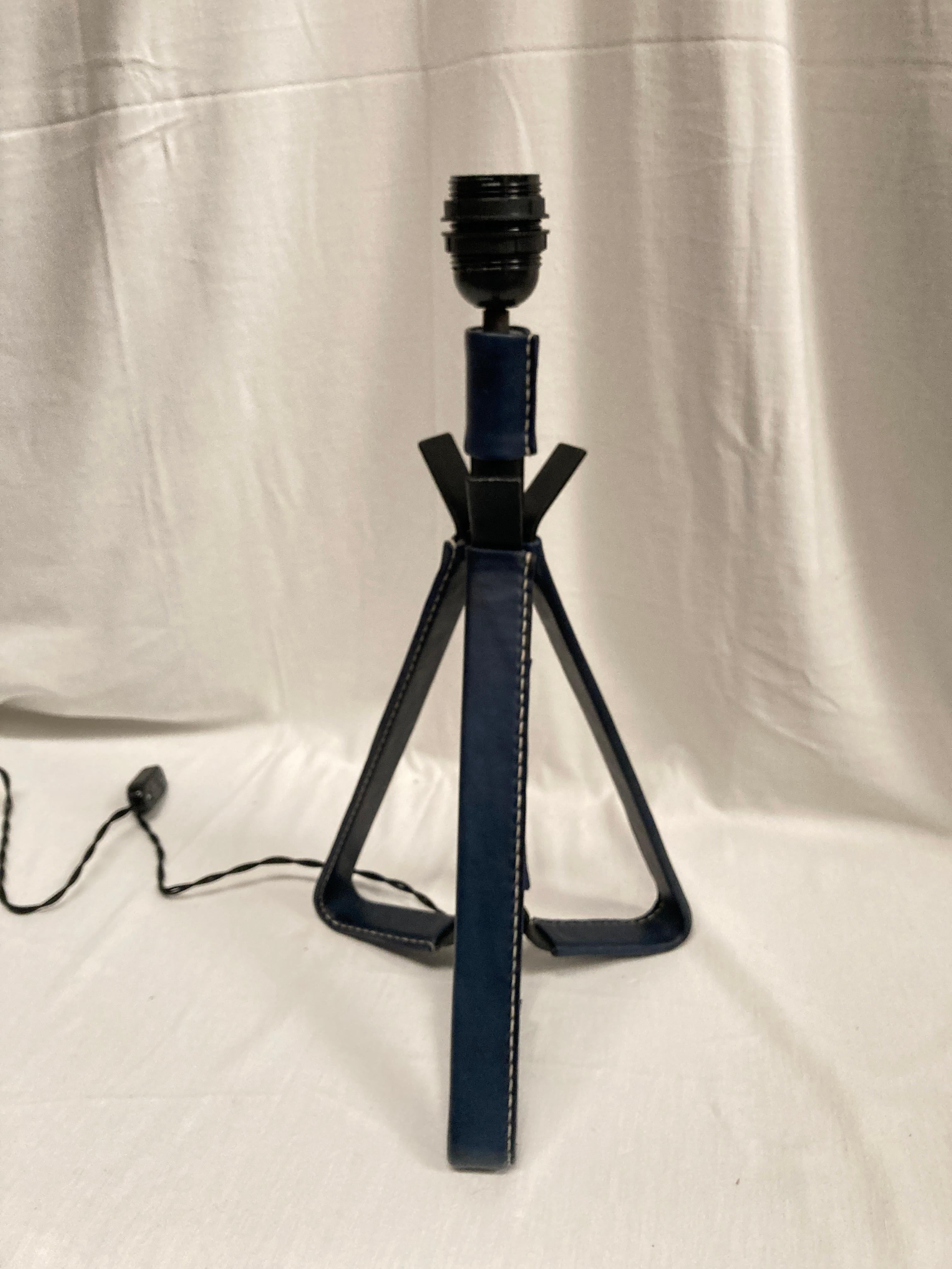 Dies ist eine seltene genähte Lederlampe, deren flacher Teil mit dunkelblauem Leder bezogen ist.
Maße ohne Schirm angegeben
Kein Schatten enthalten