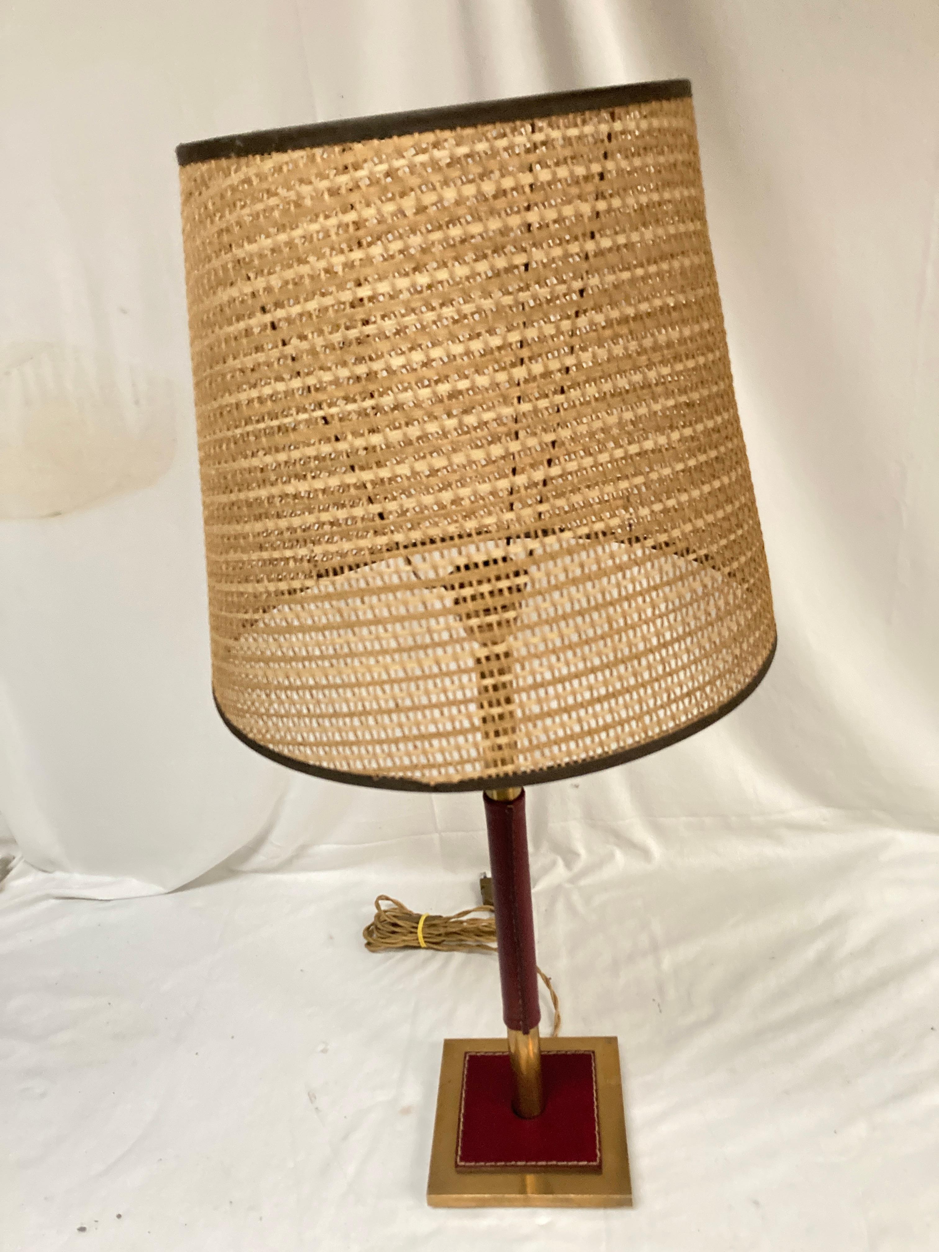 Tischlampe aus genähtem Leder von Jacques Adnet aus den 1950er Jahren
Frankreich
Neu verkabelt