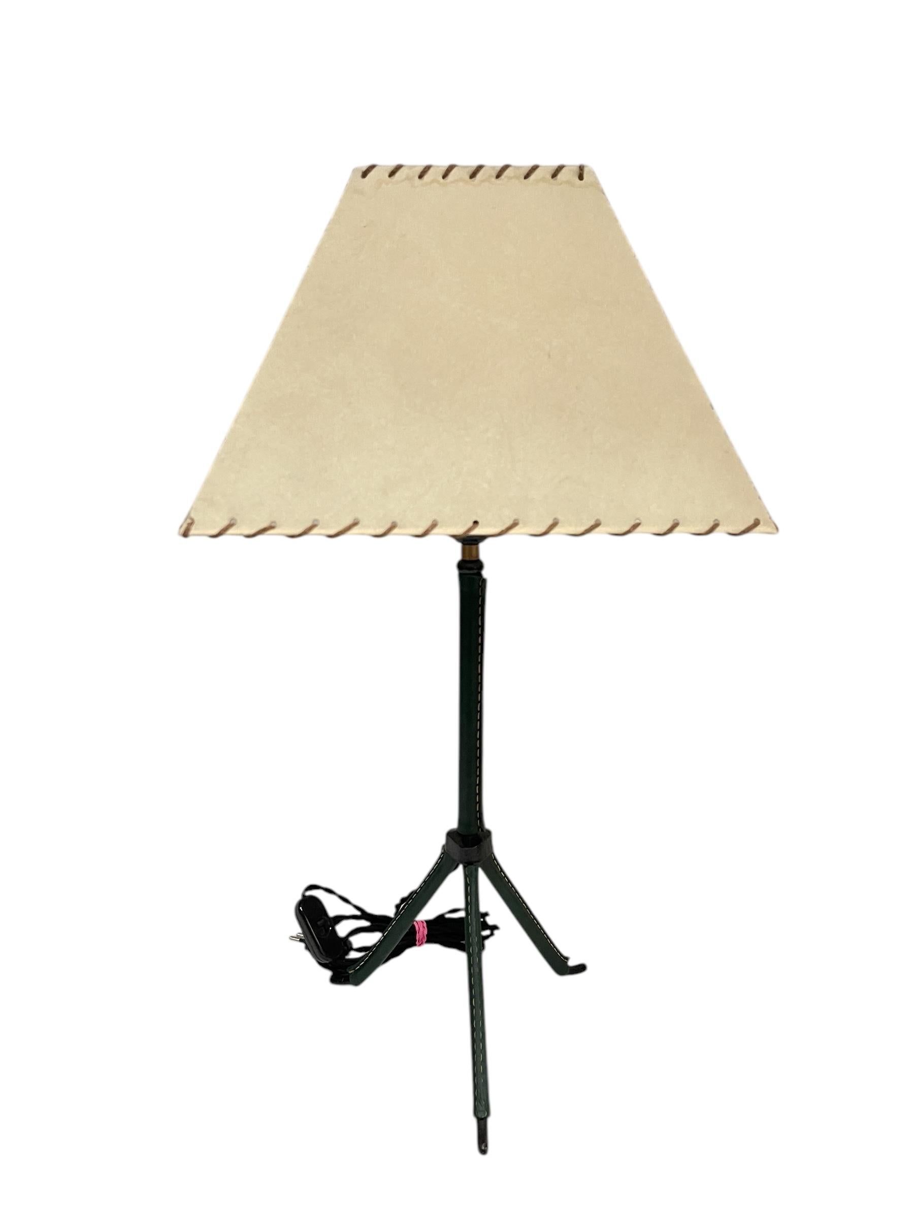 Cuir vert foncé et métal noir
Lampe en cuir cousu des années 1950 par le célèbre designer français Jacques Adnet
Recâblée sans abat-jour /// dimensions données sans abat-jour