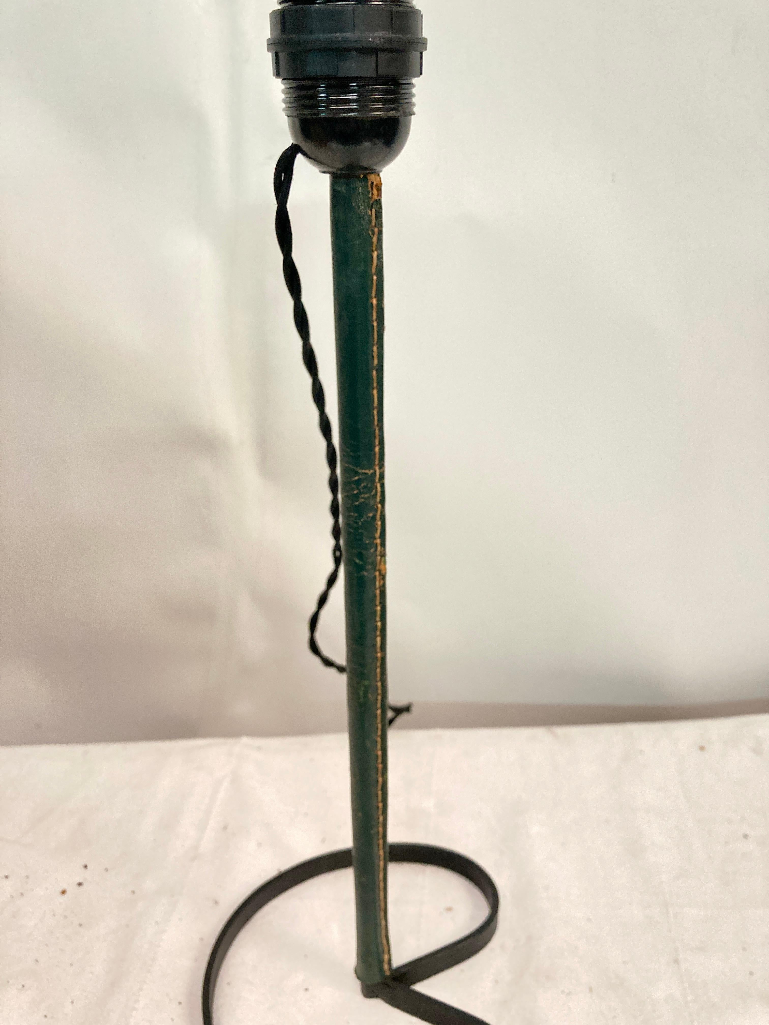 Francese Lampada da tavolo in pelle Stitch by Stnet degli anni '50 di Jacques Adnet in vendita
