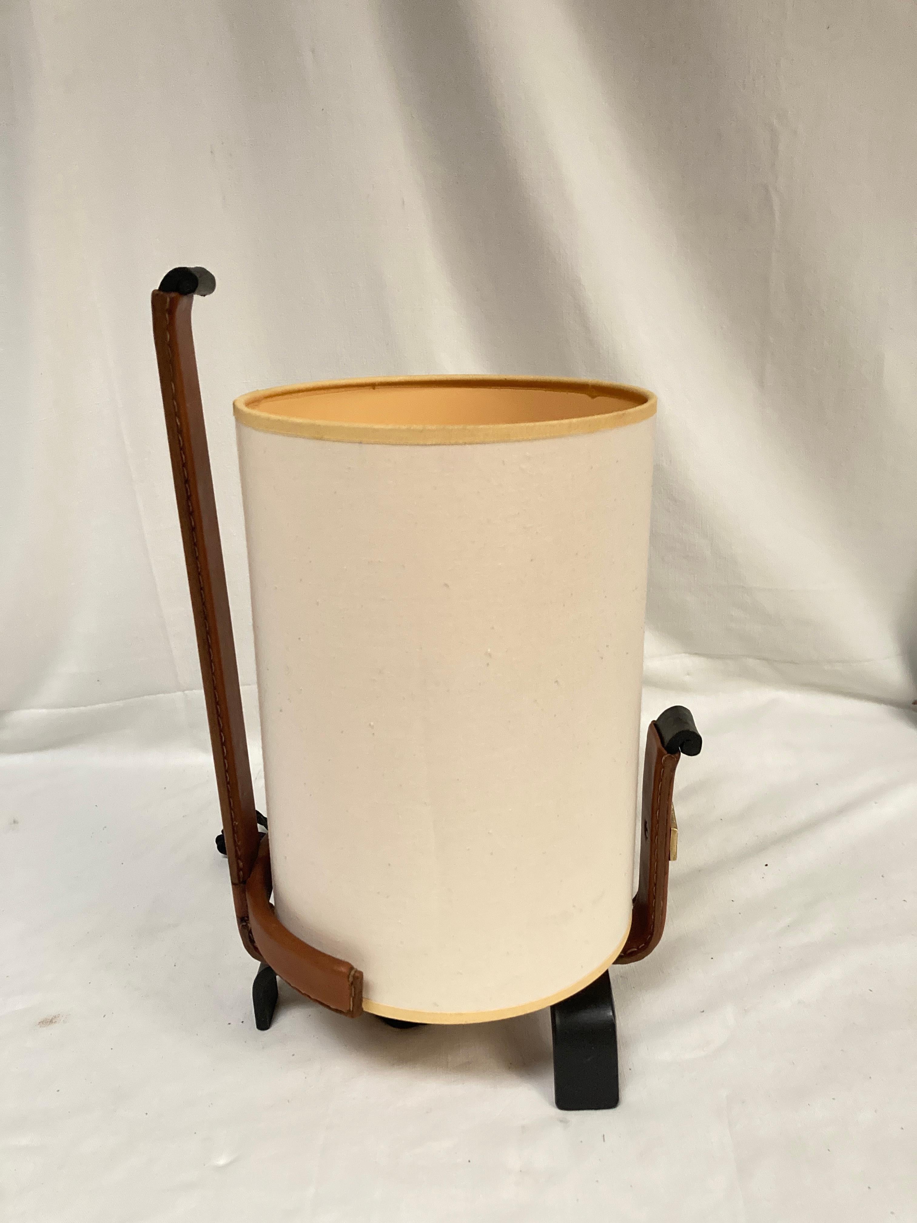 Lámpara de sobremesa de cuero cosido de los años 50, por Jacques Adnet Francés en venta