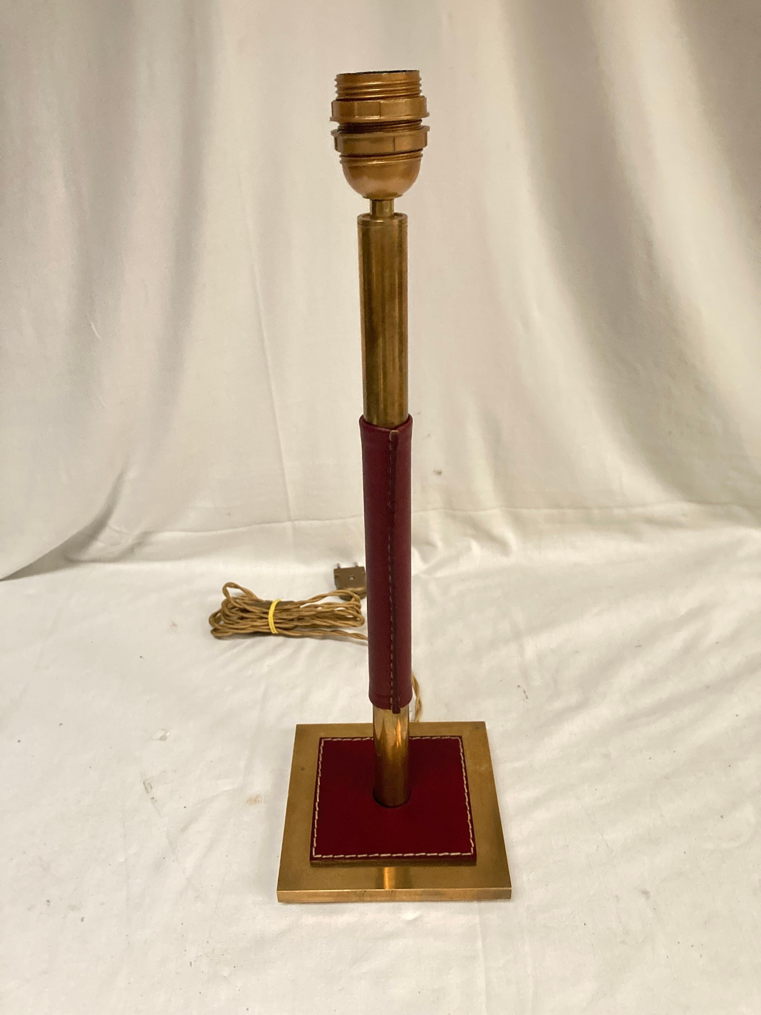 Tischlampe aus genähtem Leder von Jacques Adnet aus den 1950er Jahren (Französisch) im Angebot