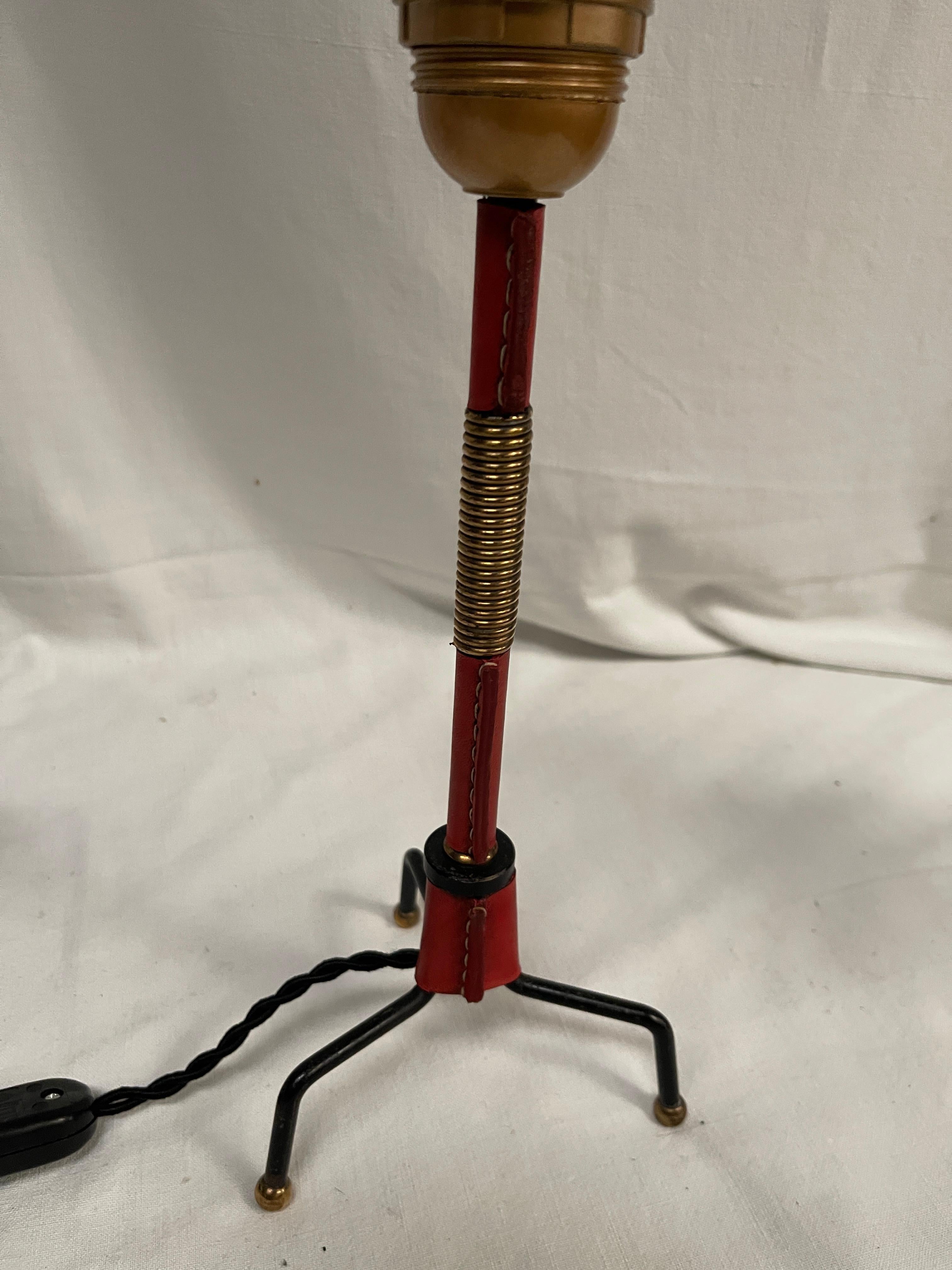 Français Lampe de table en cuir cousue des années 1950 par Jacques Adnet en vente