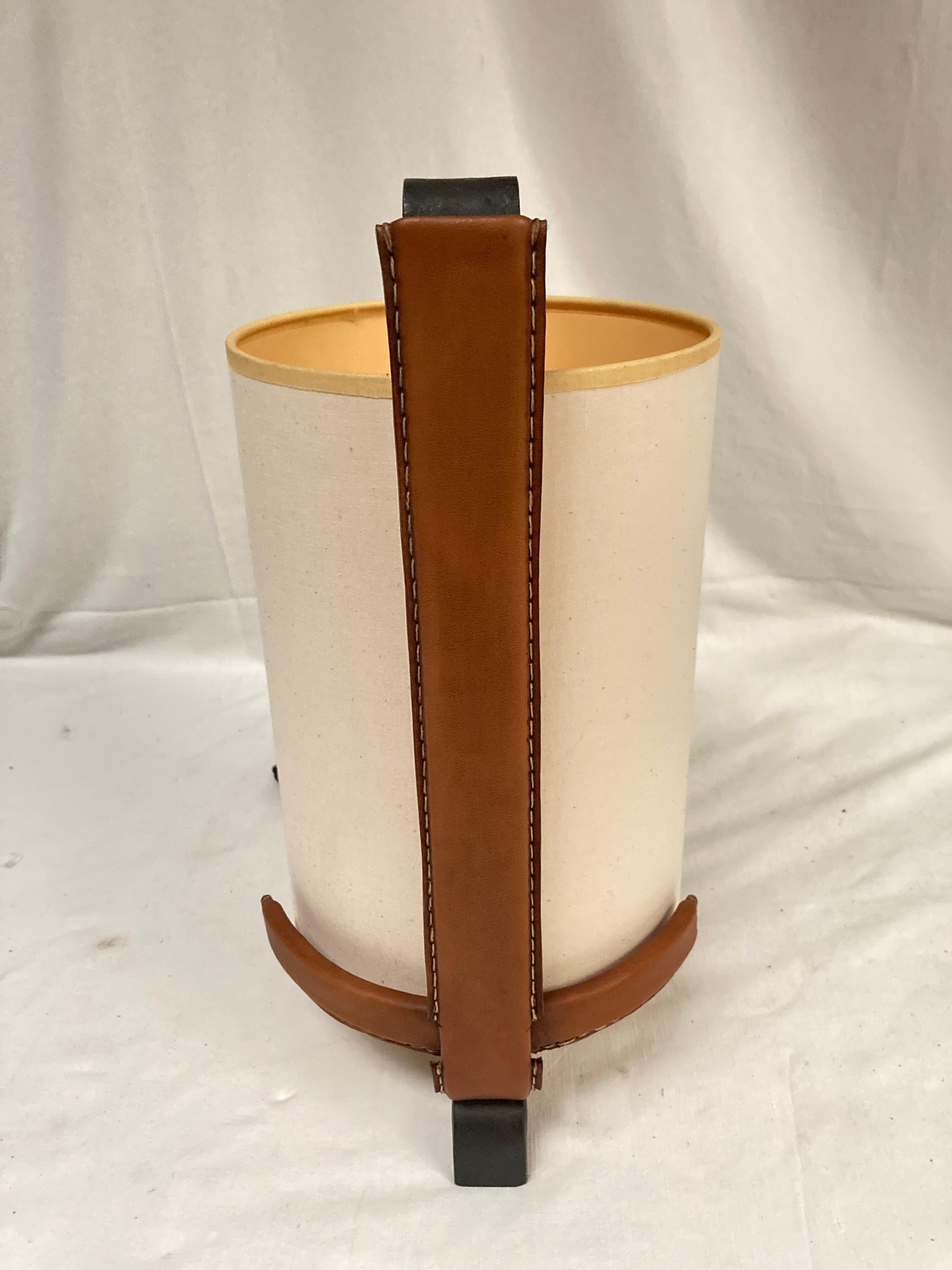 Lámpara de sobremesa de cuero cosido de los años 50, por Jacques Adnet en Bueno estado para la venta en Bois-Colombes, FR