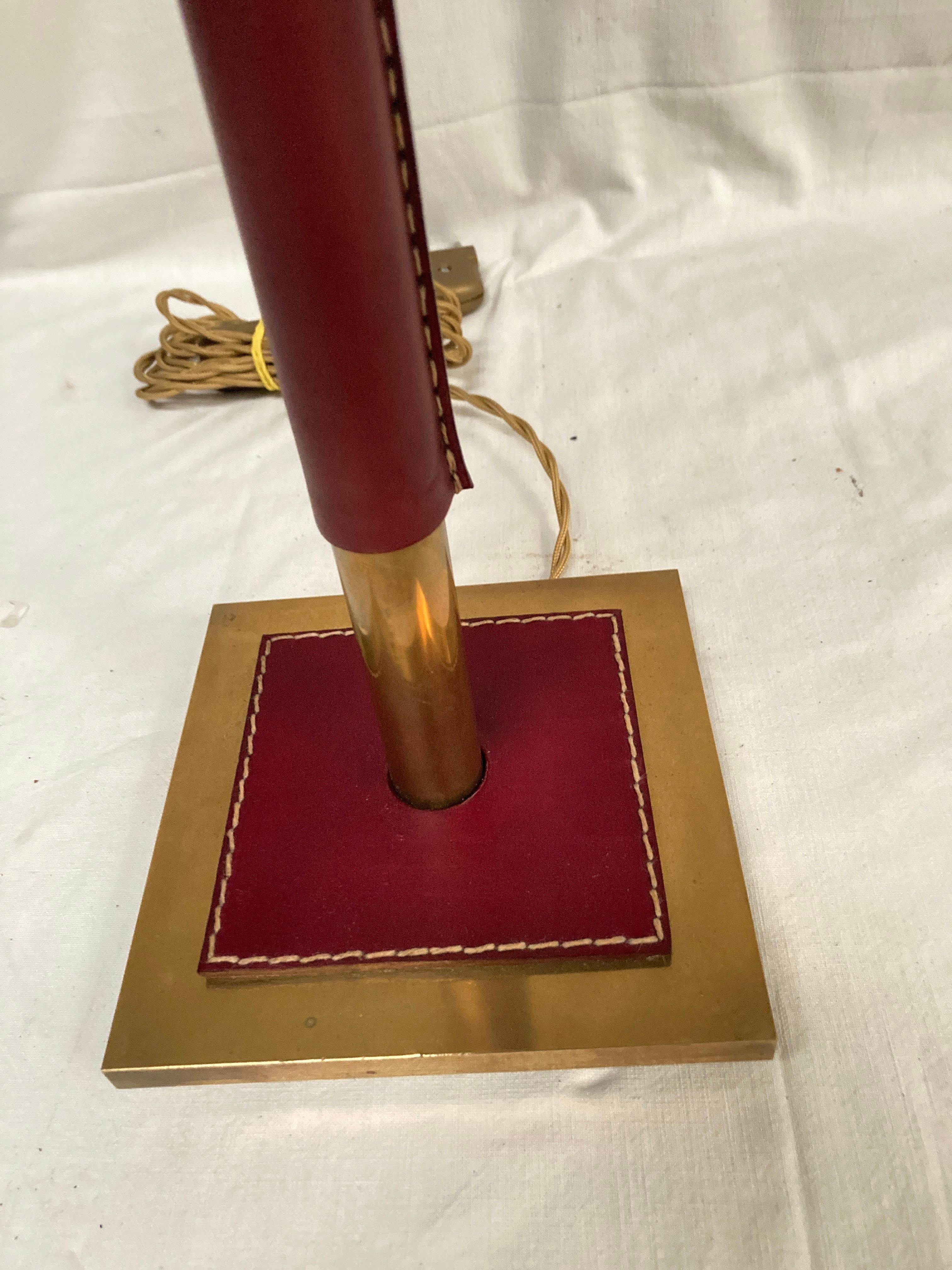 Tischlampe aus genähtem Leder von Jacques Adnet aus den 1950er Jahren im Zustand „Gut“ im Angebot in Bois-Colombes, FR