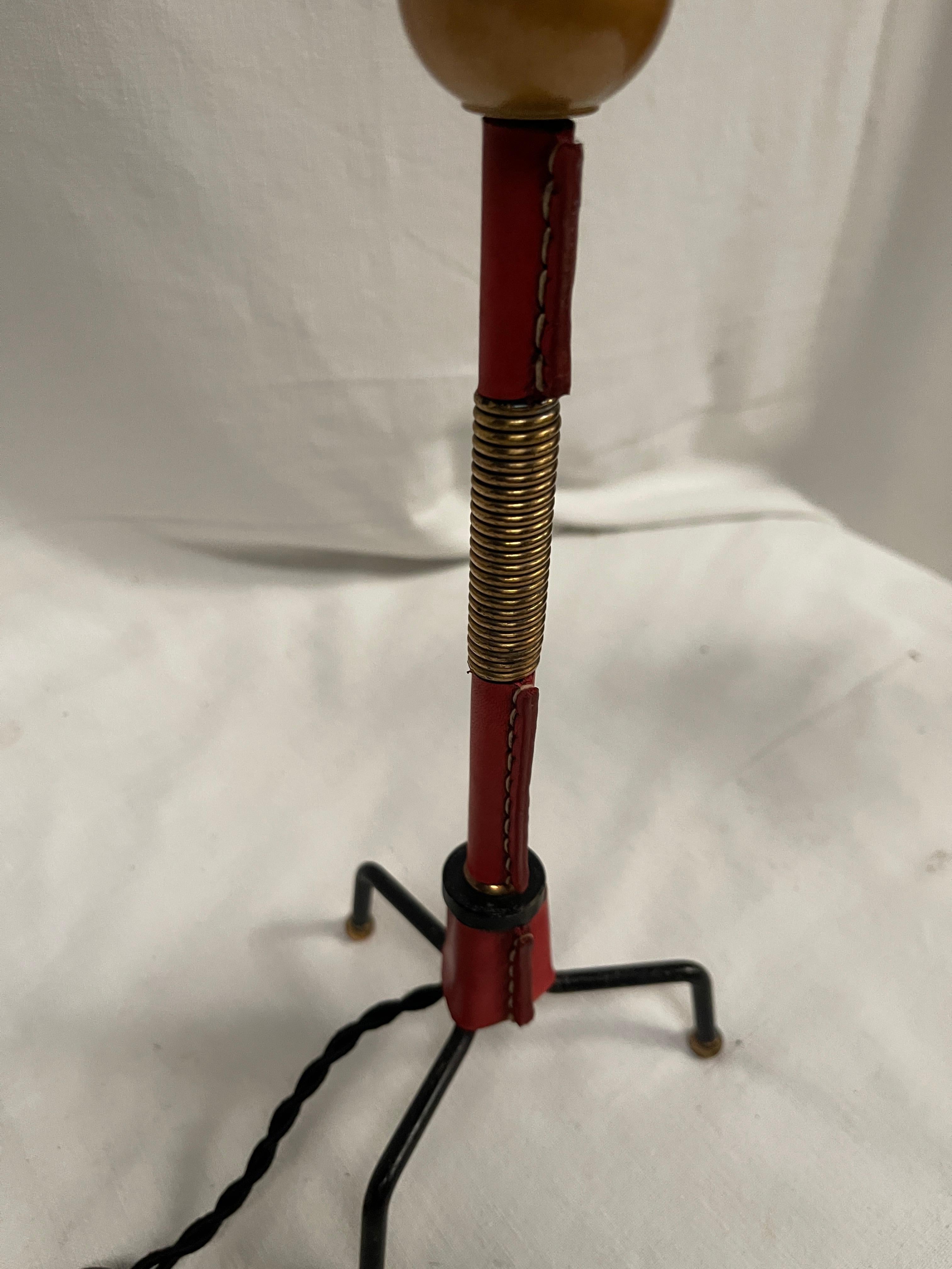 Lampe de table en cuir cousue des années 1950 par Jacques Adnet Bon état - En vente à Bois-Colombes, FR