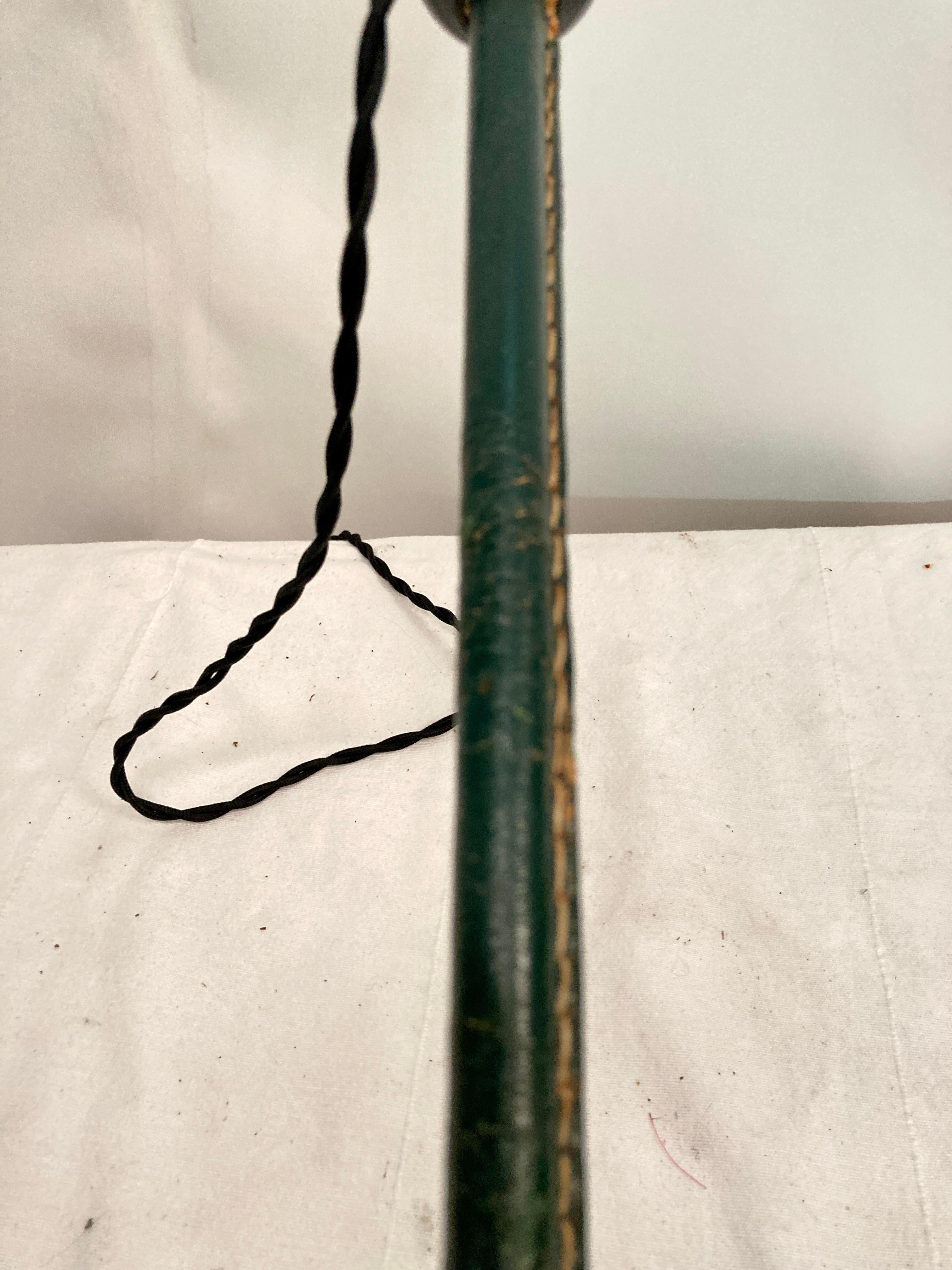 Metà XX secolo Lampada da tavolo in pelle Stitch by Stnet degli anni '50 di Jacques Adnet in vendita