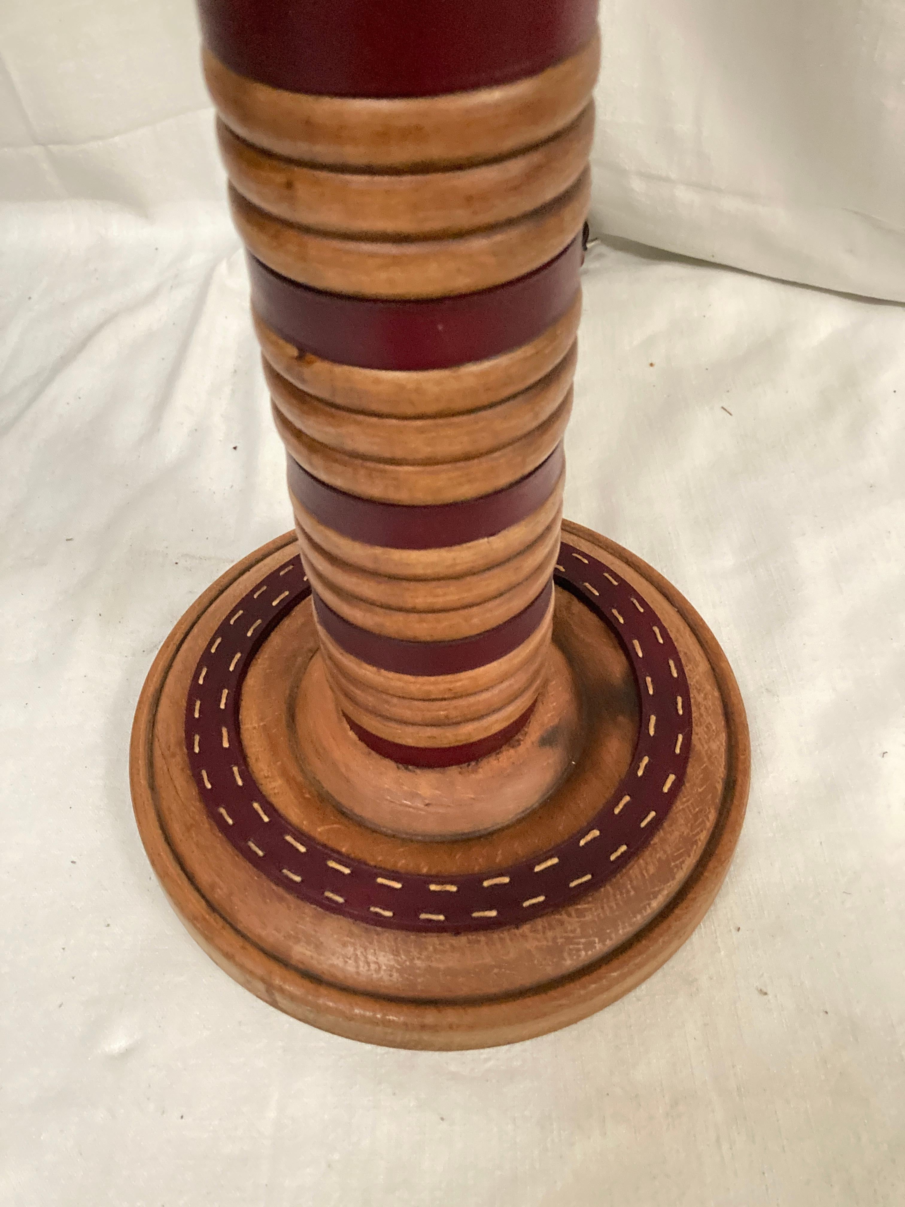 Milieu du XXe siècle Lampe de table en cuir cousue des années 1950 par Jacques Adnet en vente