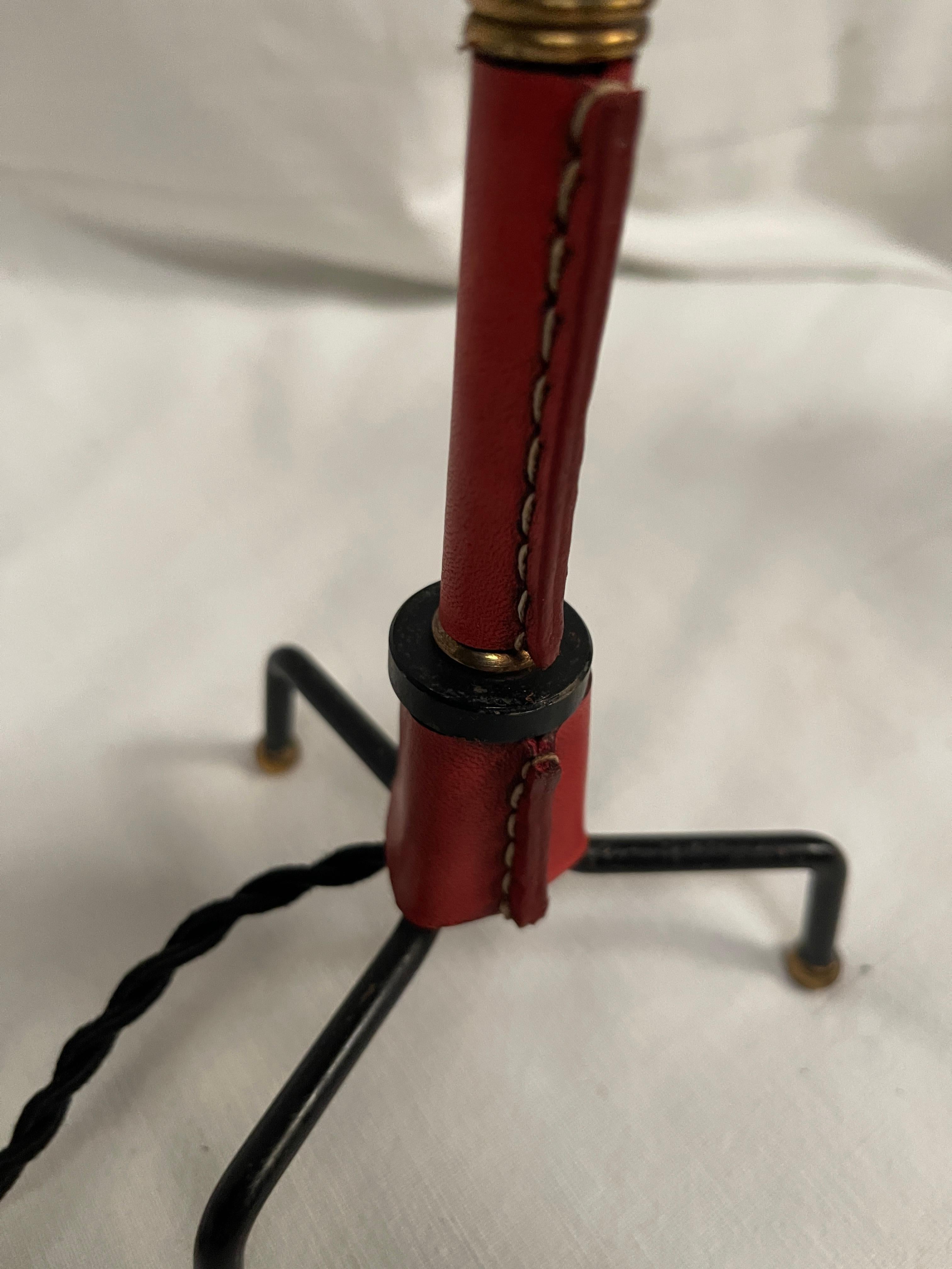 Milieu du XXe siècle Lampe de table en cuir cousue des années 1950 par Jacques Adnet en vente