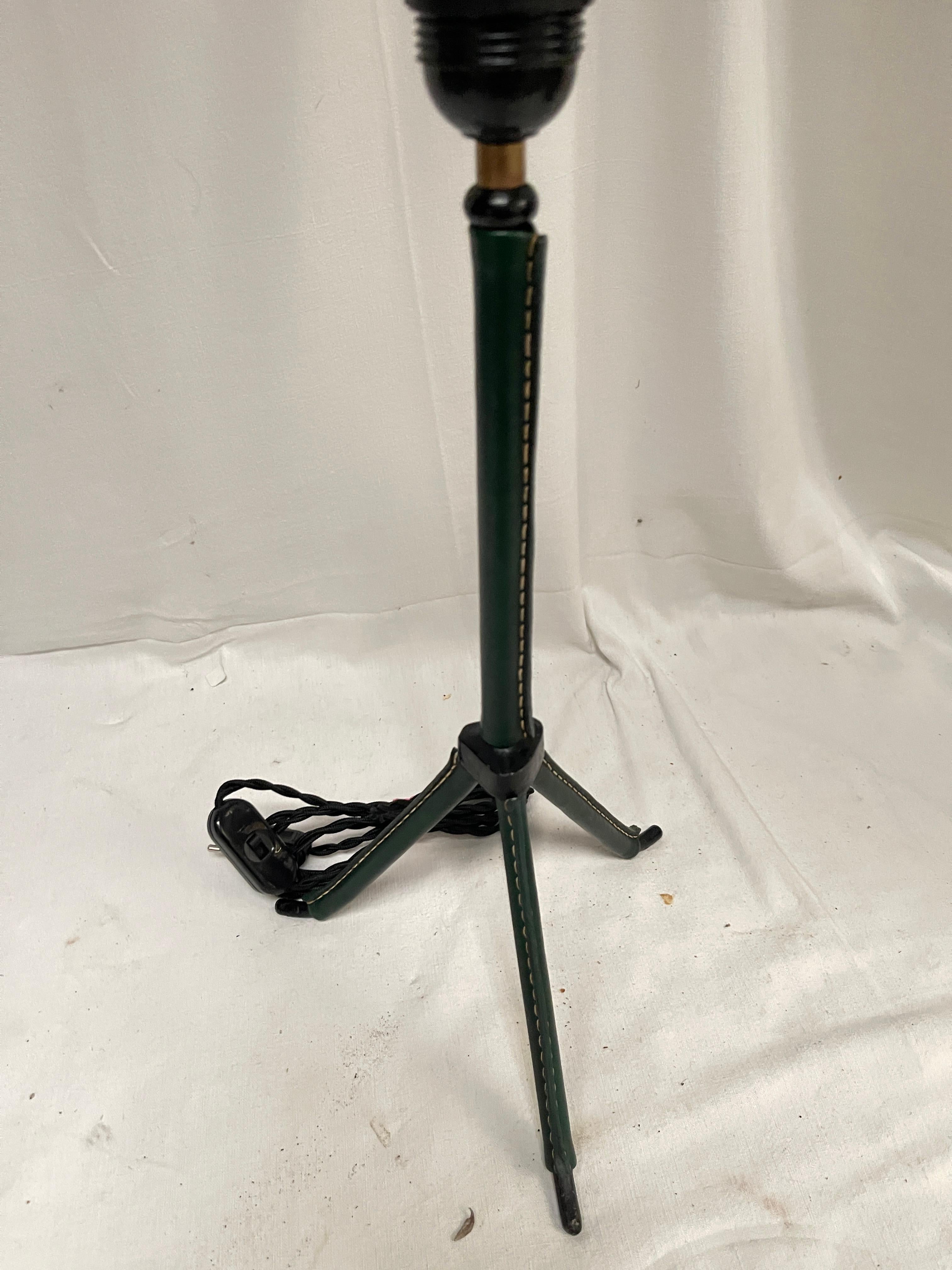 Milieu du XXe siècle Lampe de table en cuir cousue des années 1950 par Jacques Adnet en vente