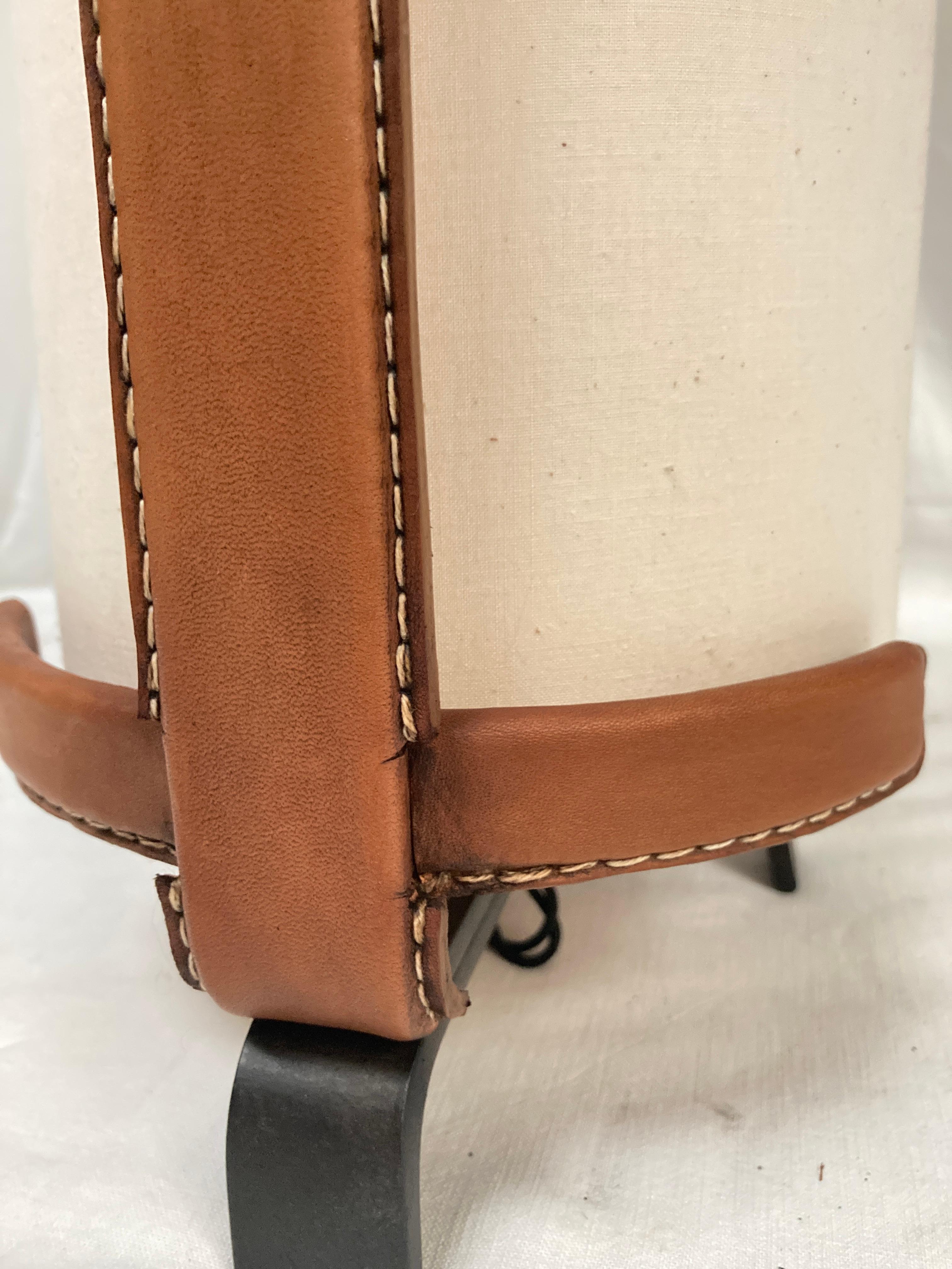 Lámpara de sobremesa de cuero cosido de los años 50, por Jacques Adnet Metal en venta