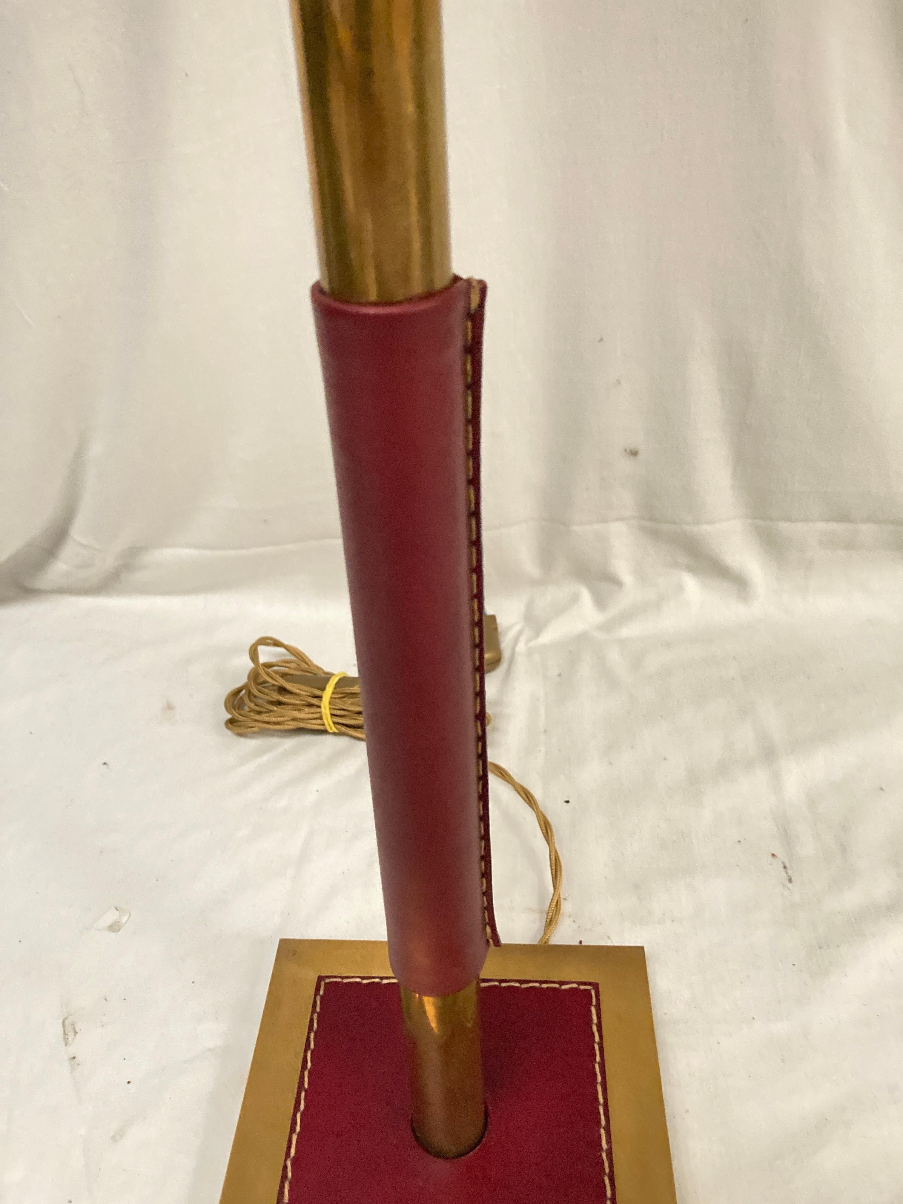 Tischlampe aus genähtem Leder von Jacques Adnet aus den 1950er Jahren (Bronze) im Angebot