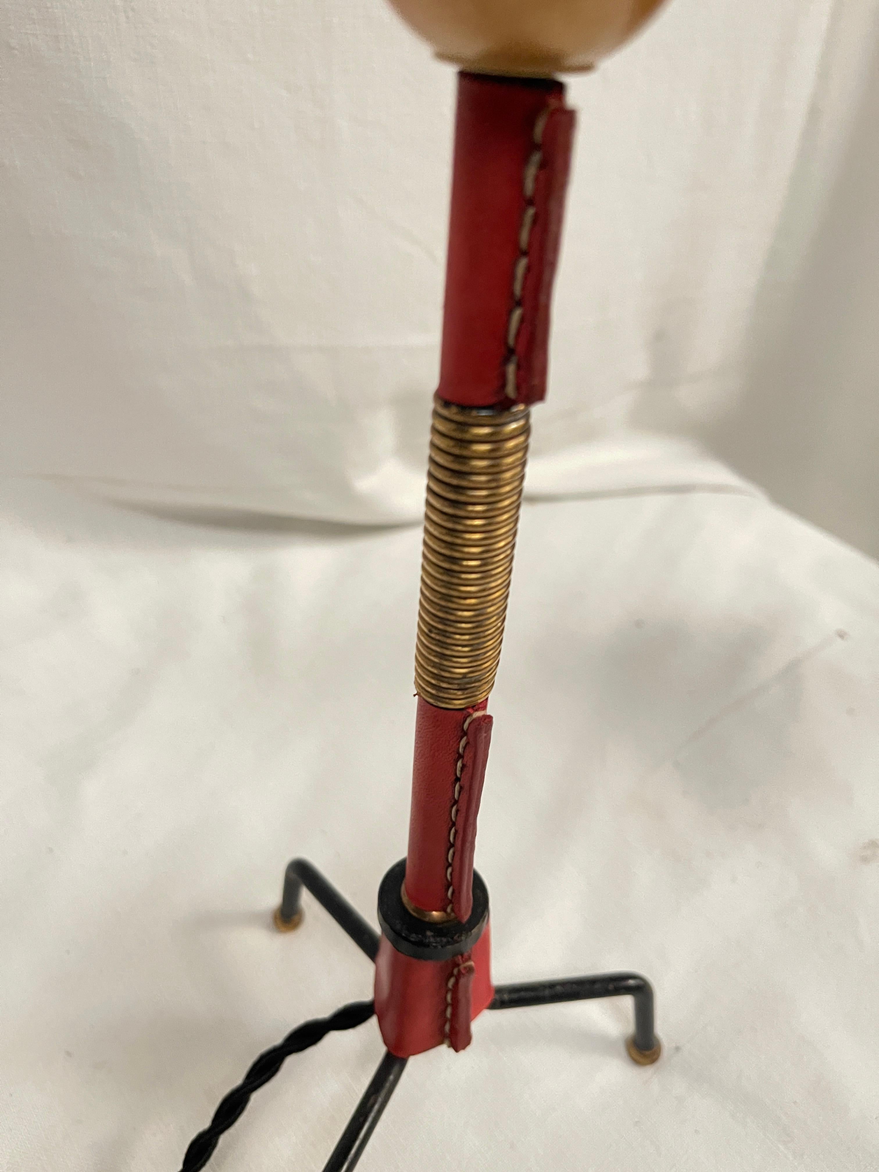 Métal Lampe de table en cuir cousue des années 1950 par Jacques Adnet en vente