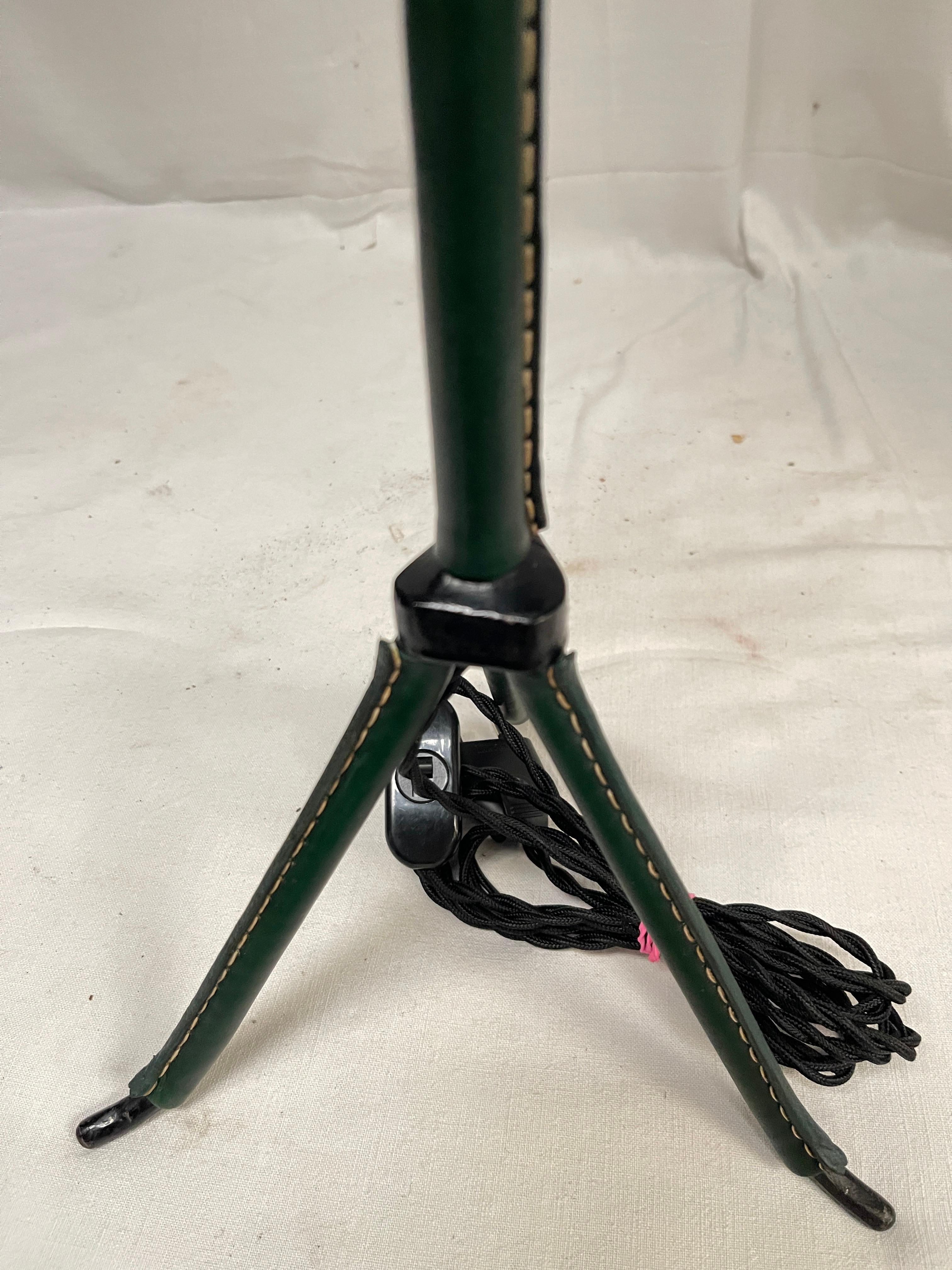 Métal Lampe de table en cuir cousue des années 1950 par Jacques Adnet en vente