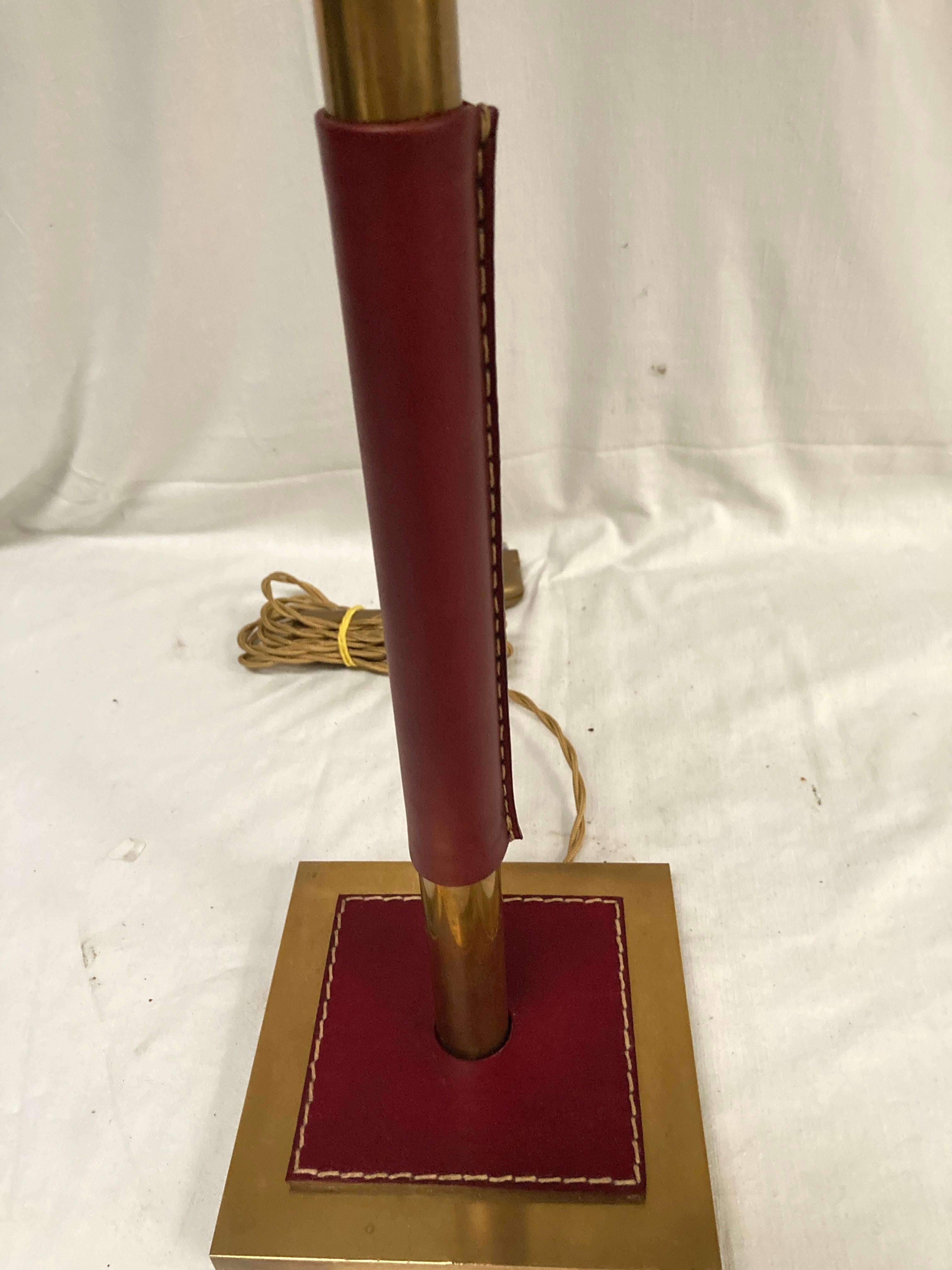 Tischlampe aus genähtem Leder von Jacques Adnet aus den 1950er Jahren im Angebot 1