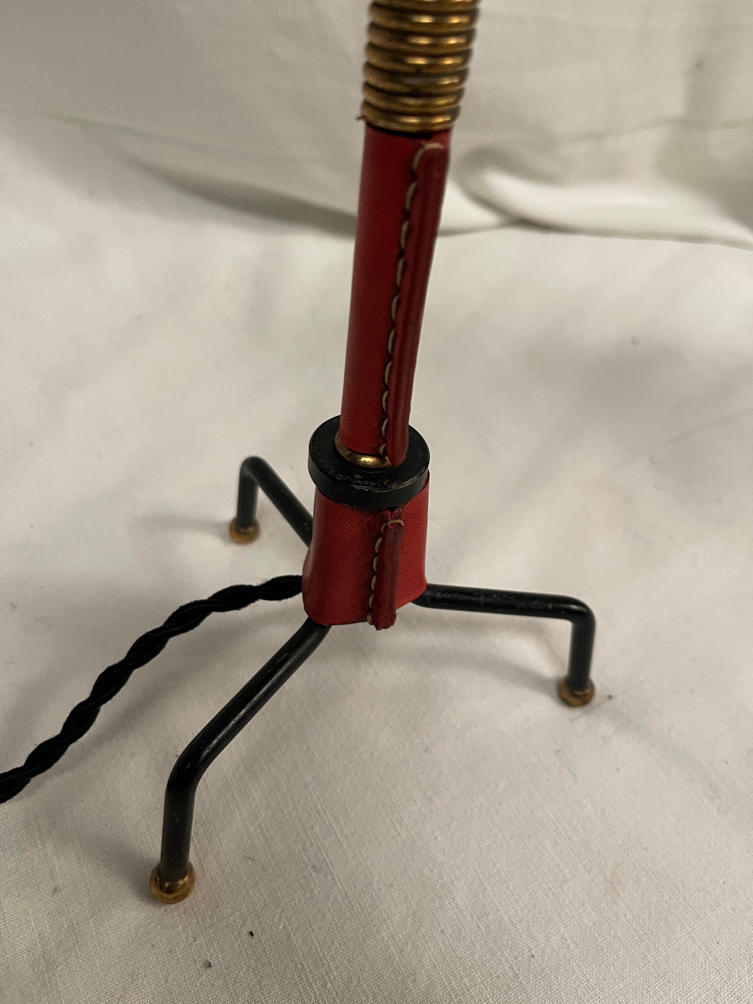 Lampe de table en cuir cousue des années 1950 par Jacques Adnet en vente 1