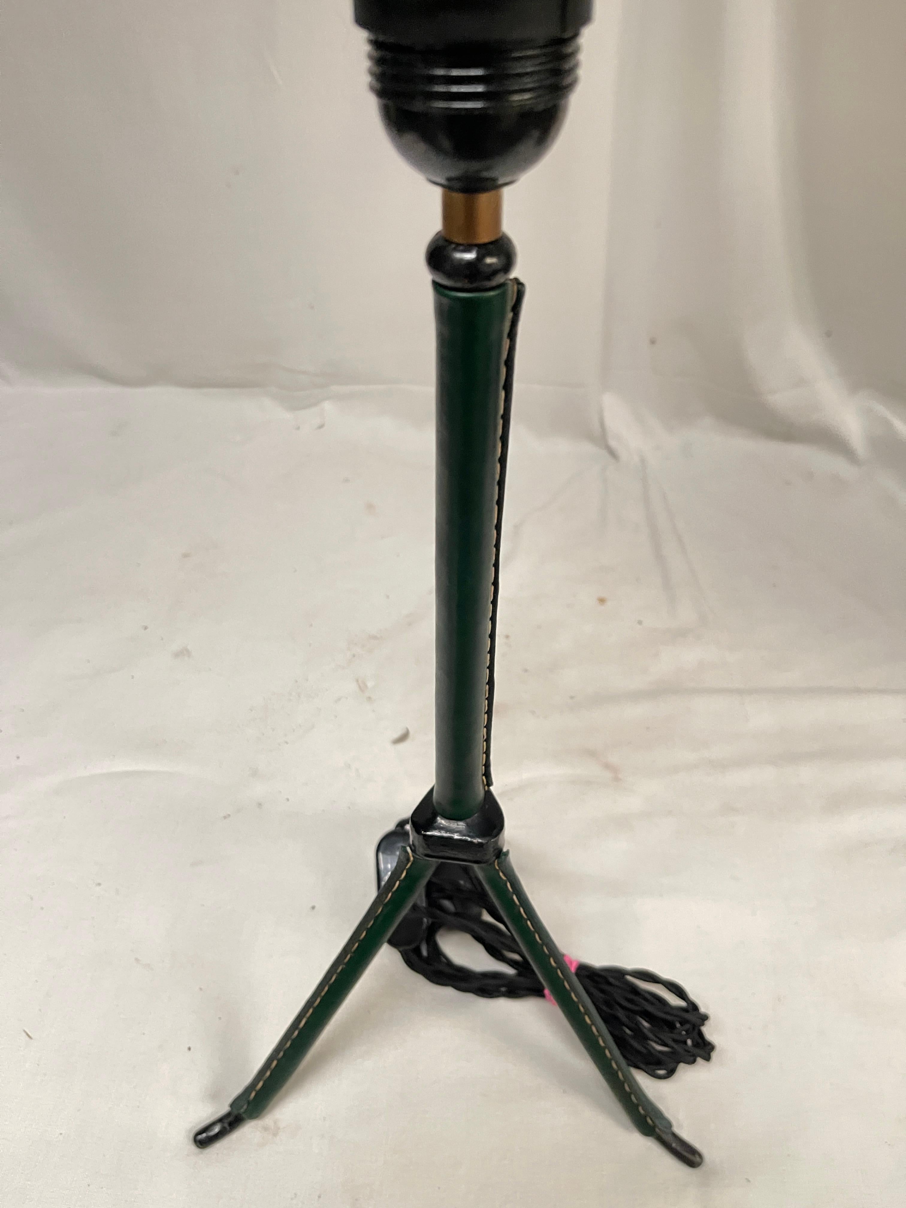 Lampe de table en cuir cousue des années 1950 par Jacques Adnet en vente 1