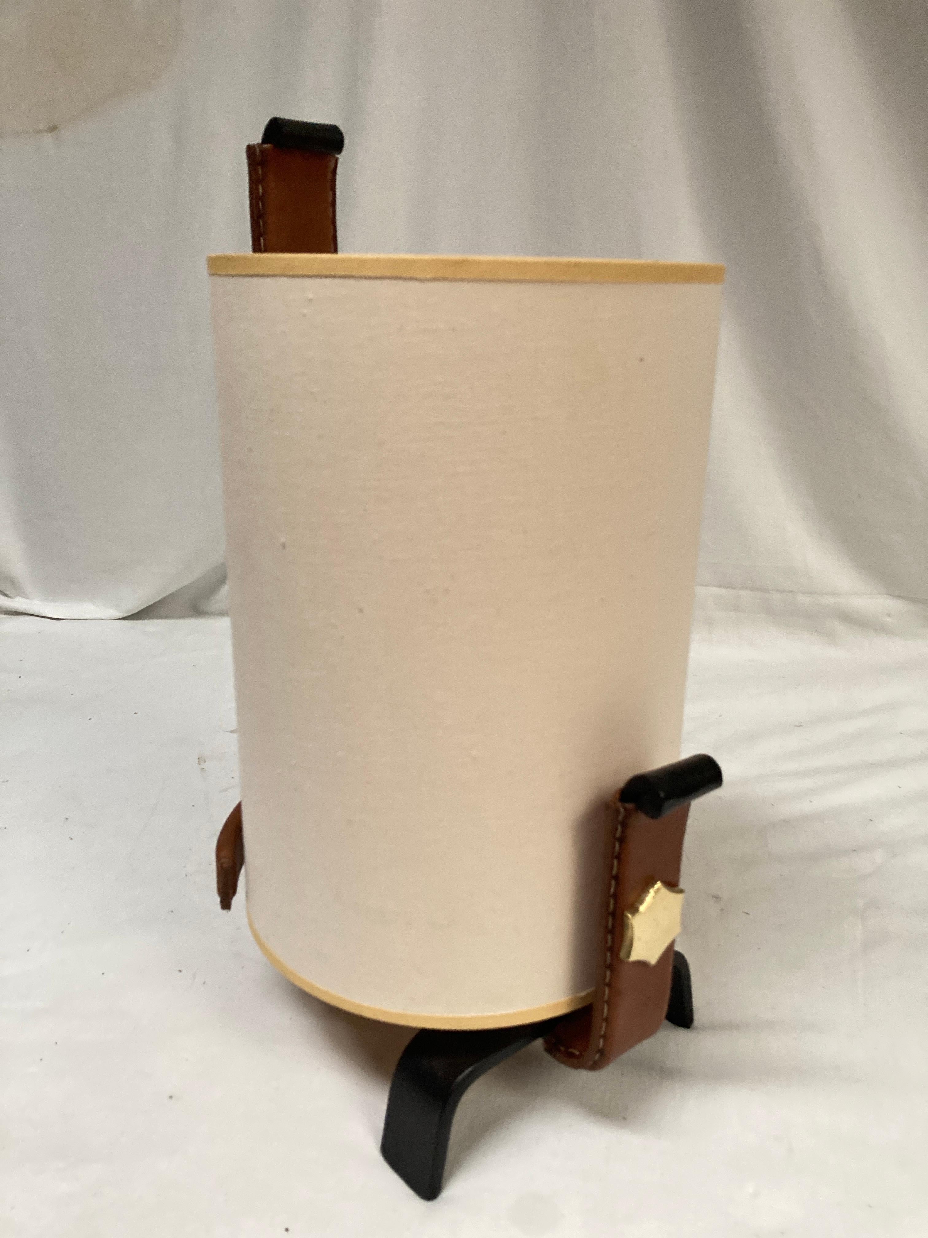 Lámpara de sobremesa de cuero cosido de los años 50, por Jacques Adnet en venta 2