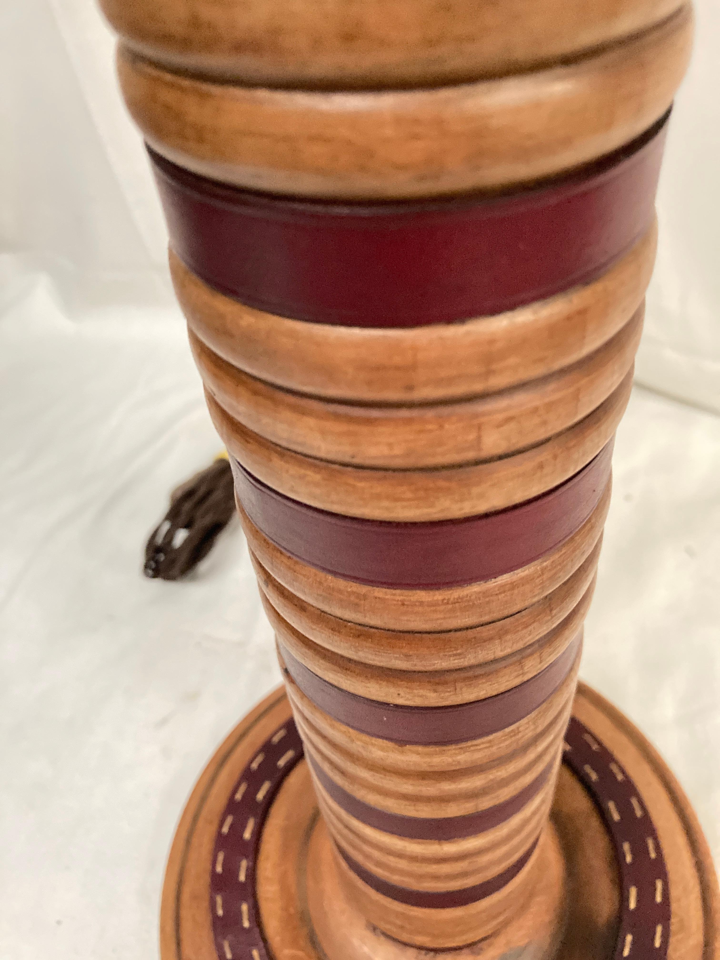 Lampe de table en cuir cousue des années 1950 par Jacques Adnet en vente 2