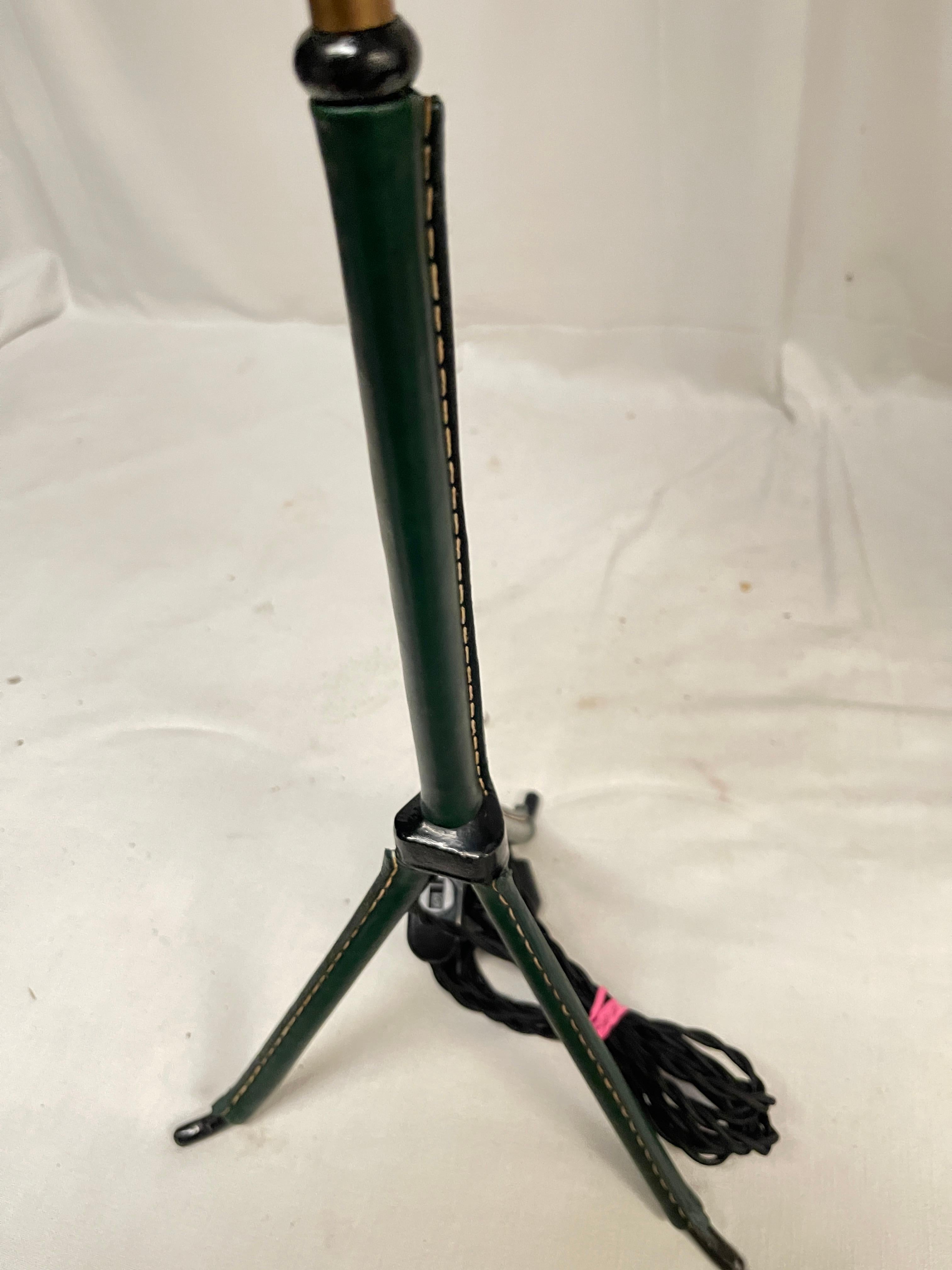 Lampe de table en cuir cousue des années 1950 par Jacques Adnet en vente 2