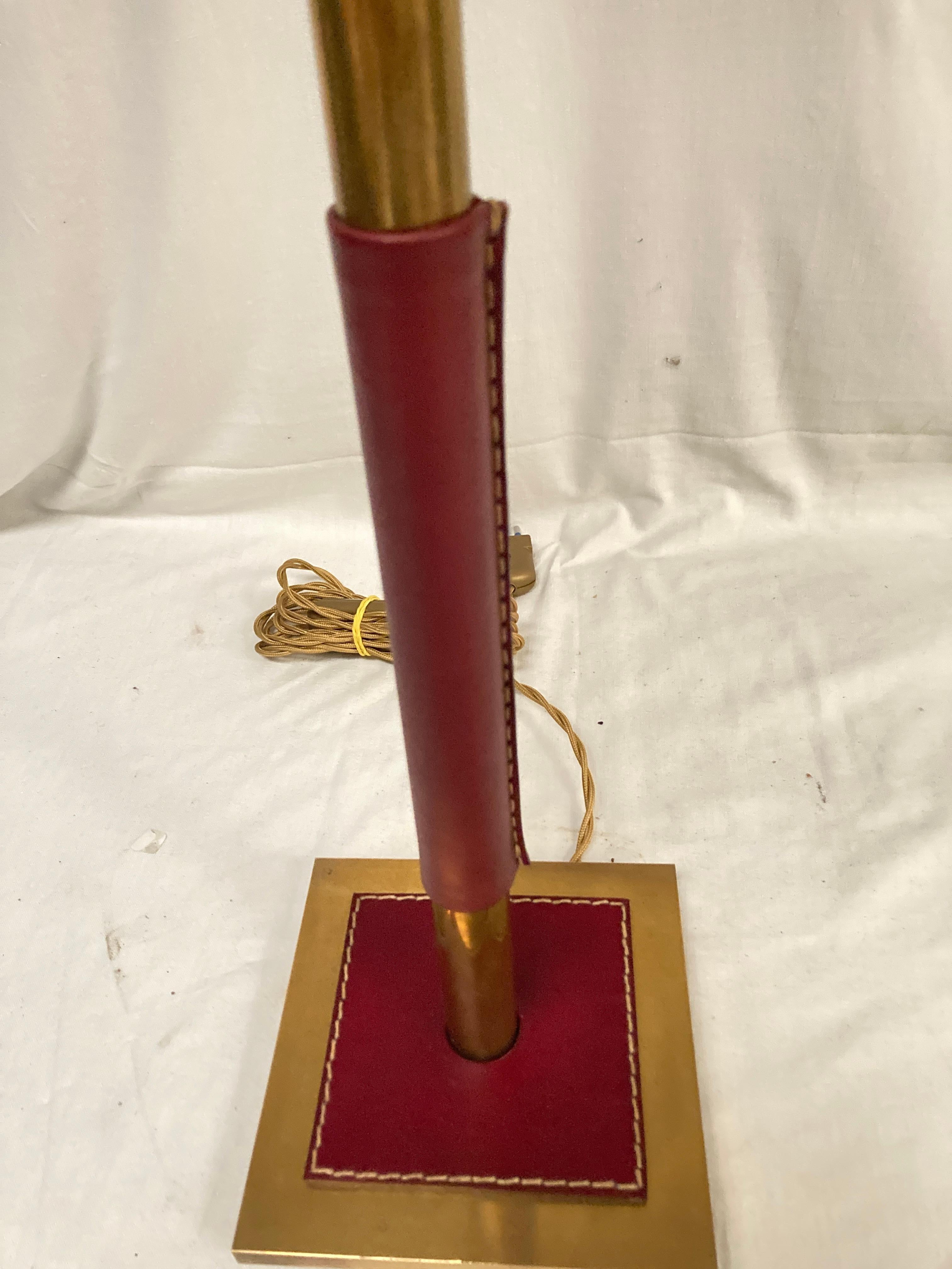 Tischlampe aus genähtem Leder von Jacques Adnet aus den 1950er Jahren im Angebot 3