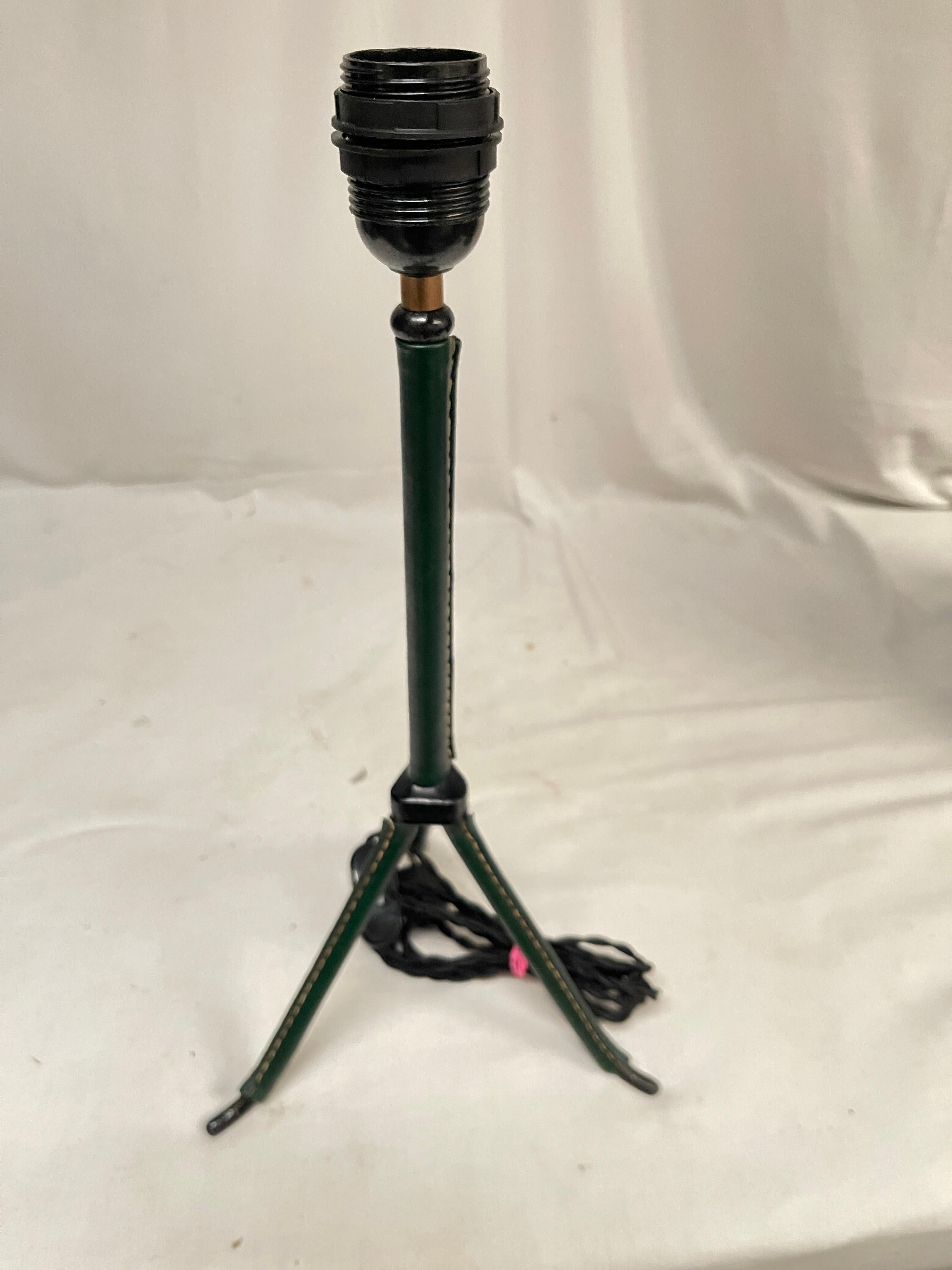 Lampe de table en cuir cousue des années 1950 par Jacques Adnet en vente 3