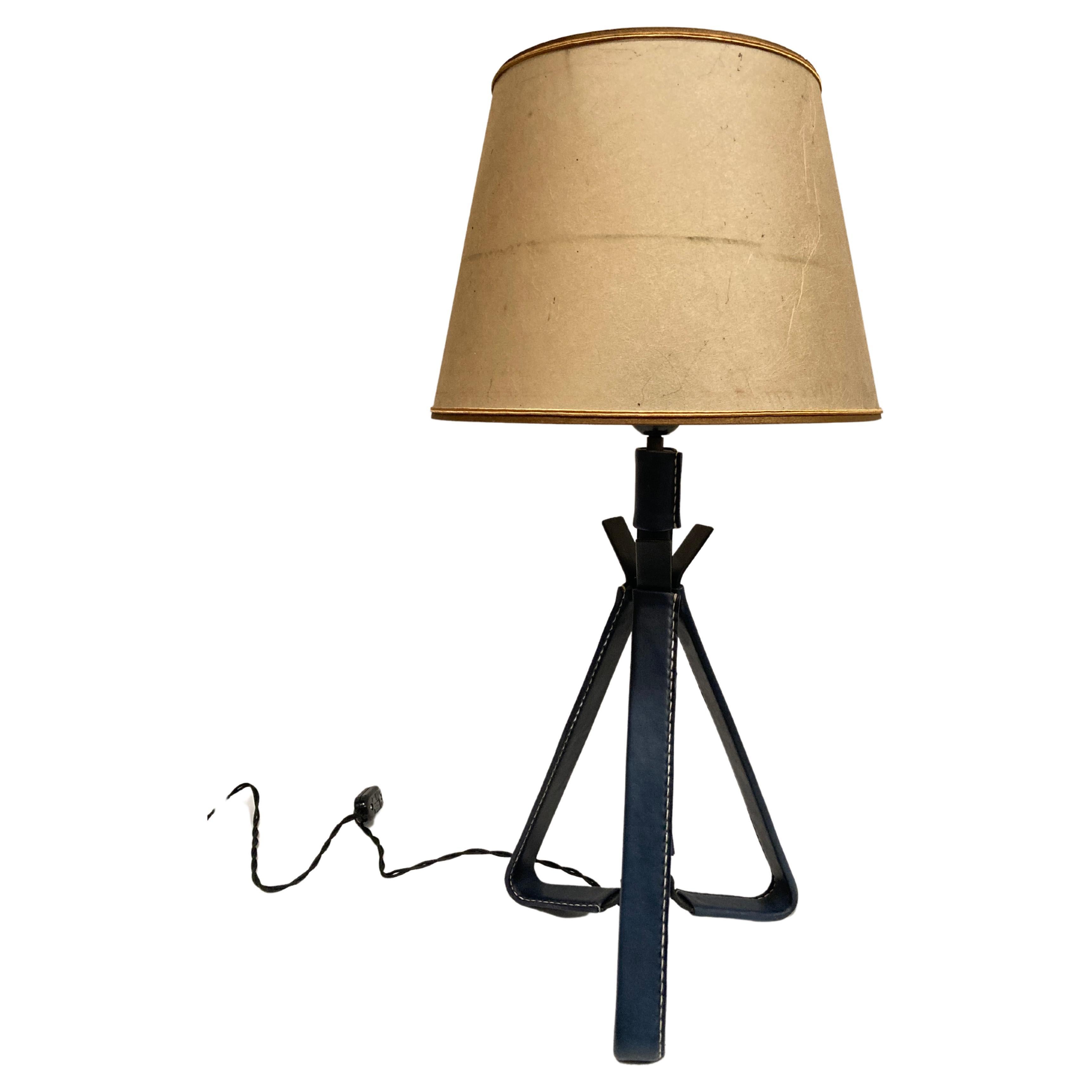 Lampe de table en cuir cousue des années 1950 par Jacques Adnet en vente