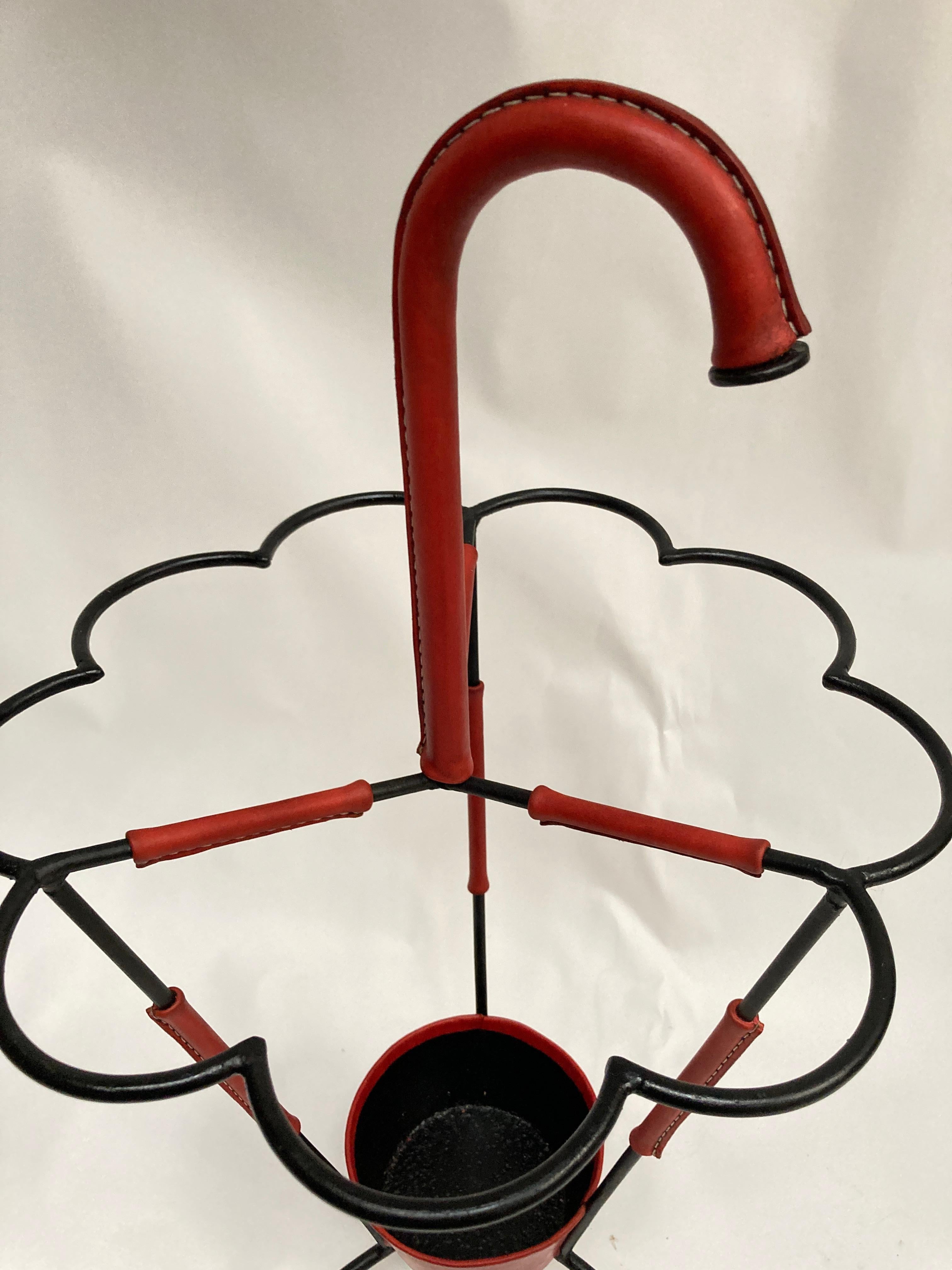 Sehr seltener Schirmständer aus Metall und rotem genähtem Leder
Toller Zustand