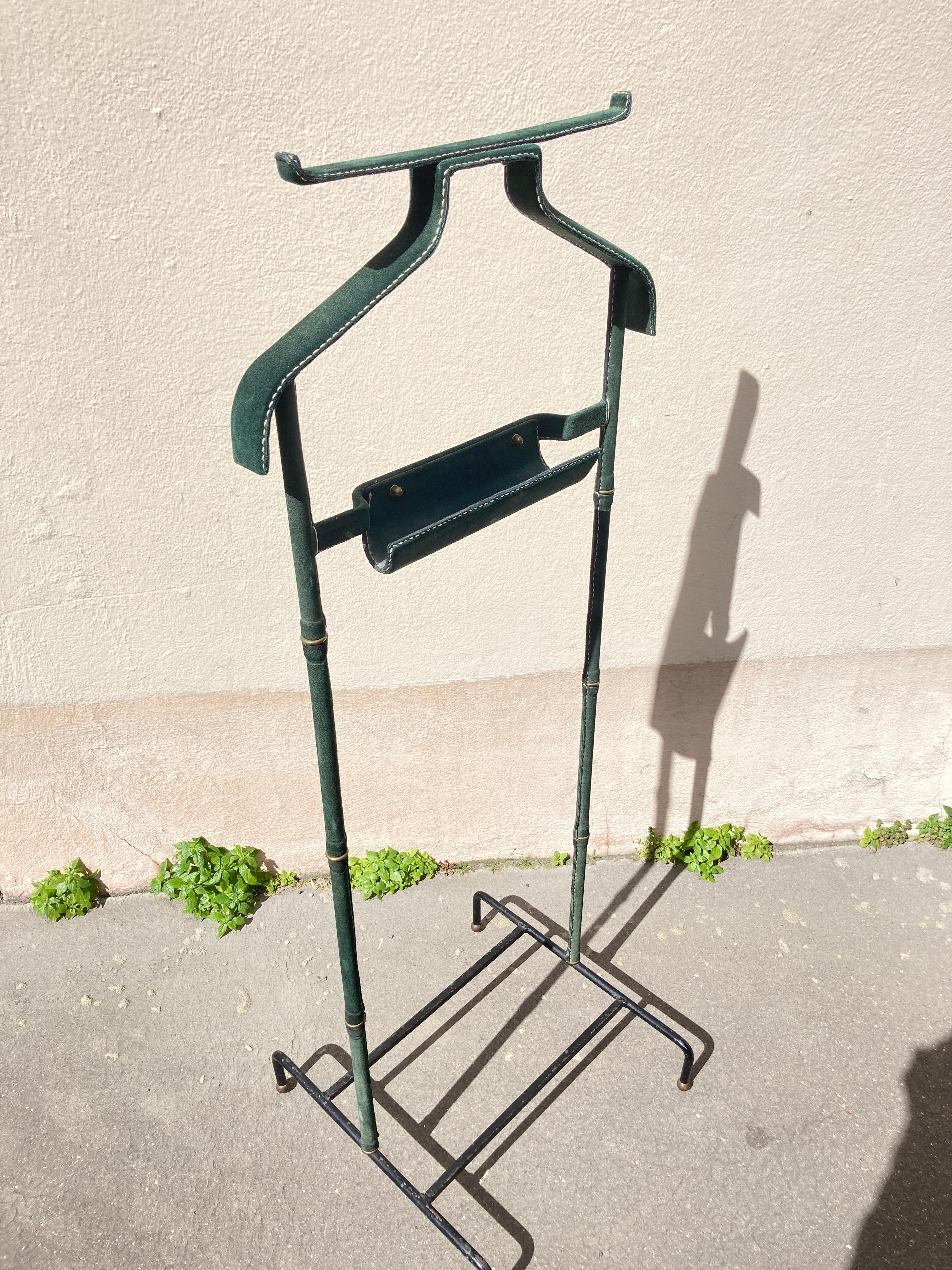 Français valet en cuir cousu de Jacques Adnet des années 1950 en vente