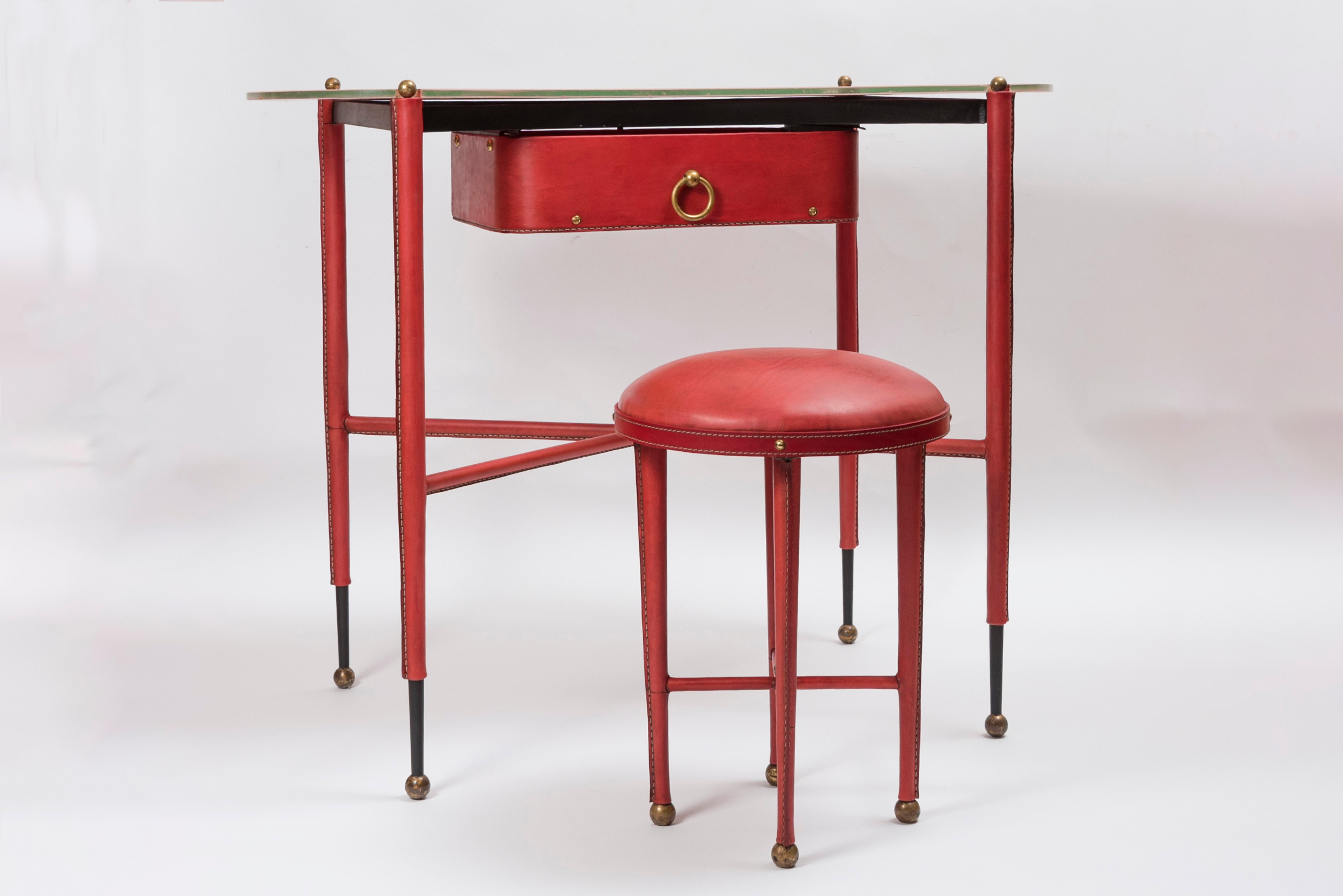 1950s stitched leather vanity by Jacques Adnet
Dimensions of the stool
Diameter 31, high 43 cm.