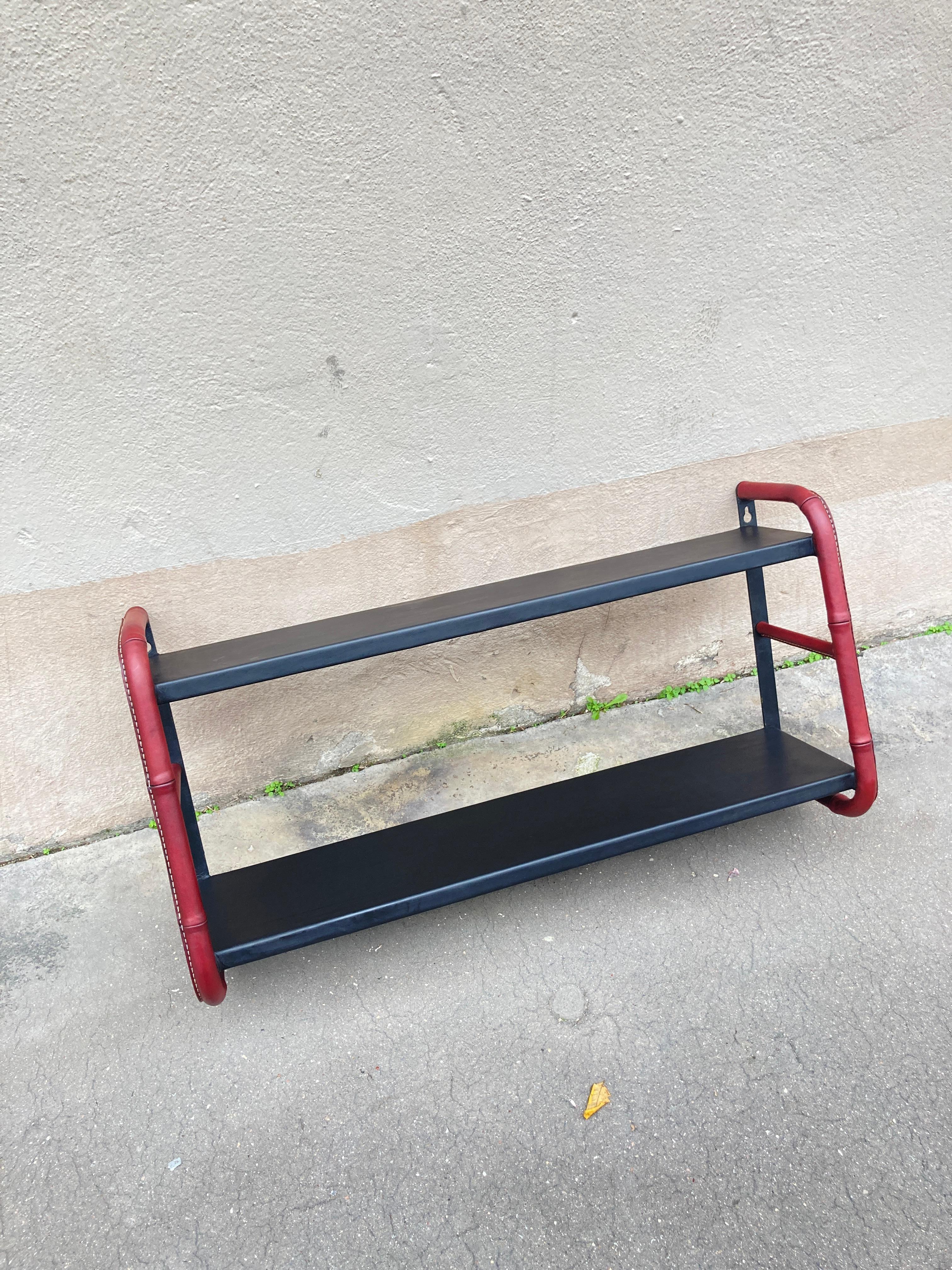 Etagère murale en cuir cousu des années 1950 par Jacques Adnet
France 
Pièce rare