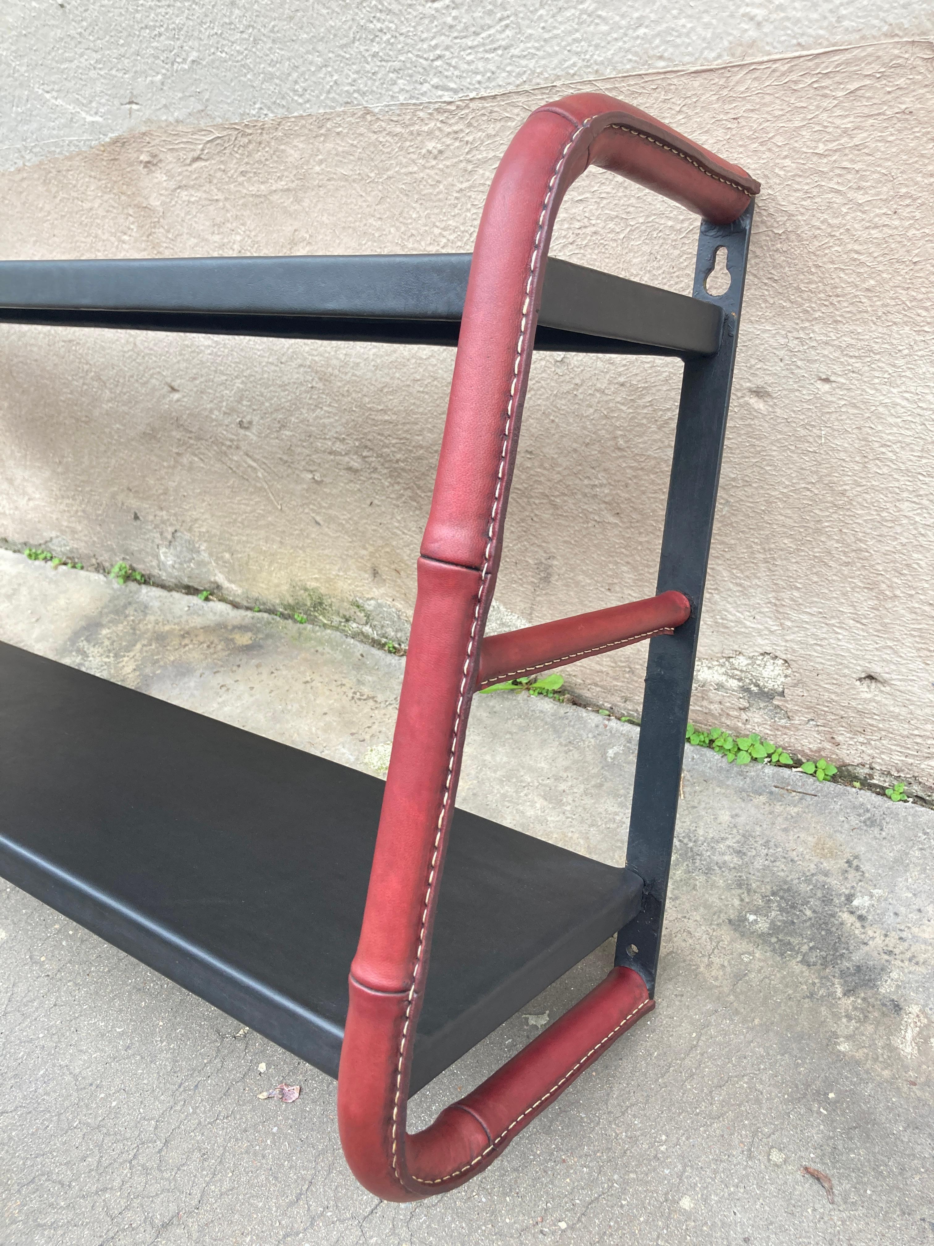 Etagères murales en cuir Stitch par Jacques Adnet, années 50 Bon état - En vente à Bois-Colombes, FR