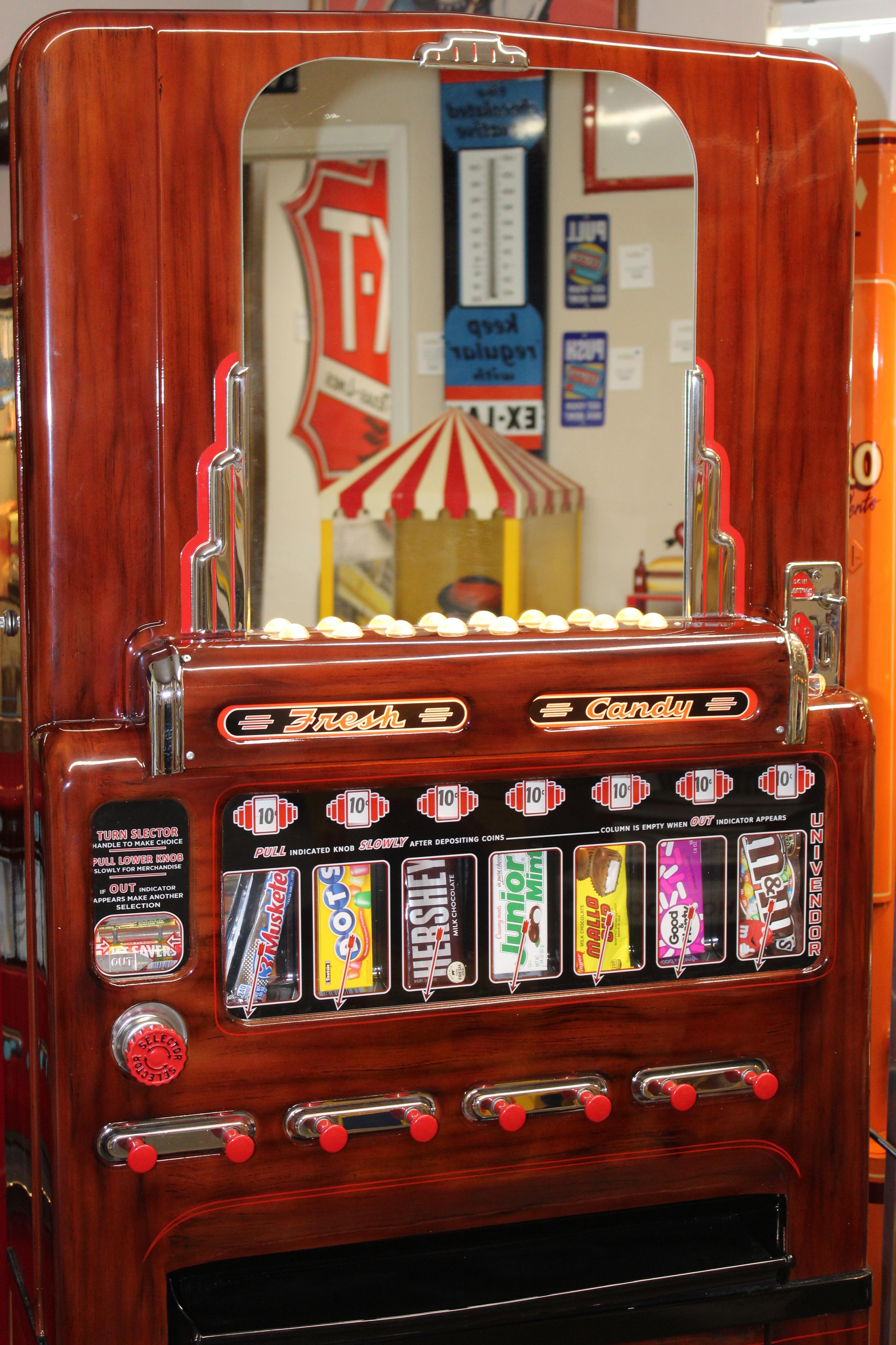 1950s Stoner Univendor Theater Candy Eight Pull Dispenser Vending Machine In Good Condition For Sale In Orange, CA