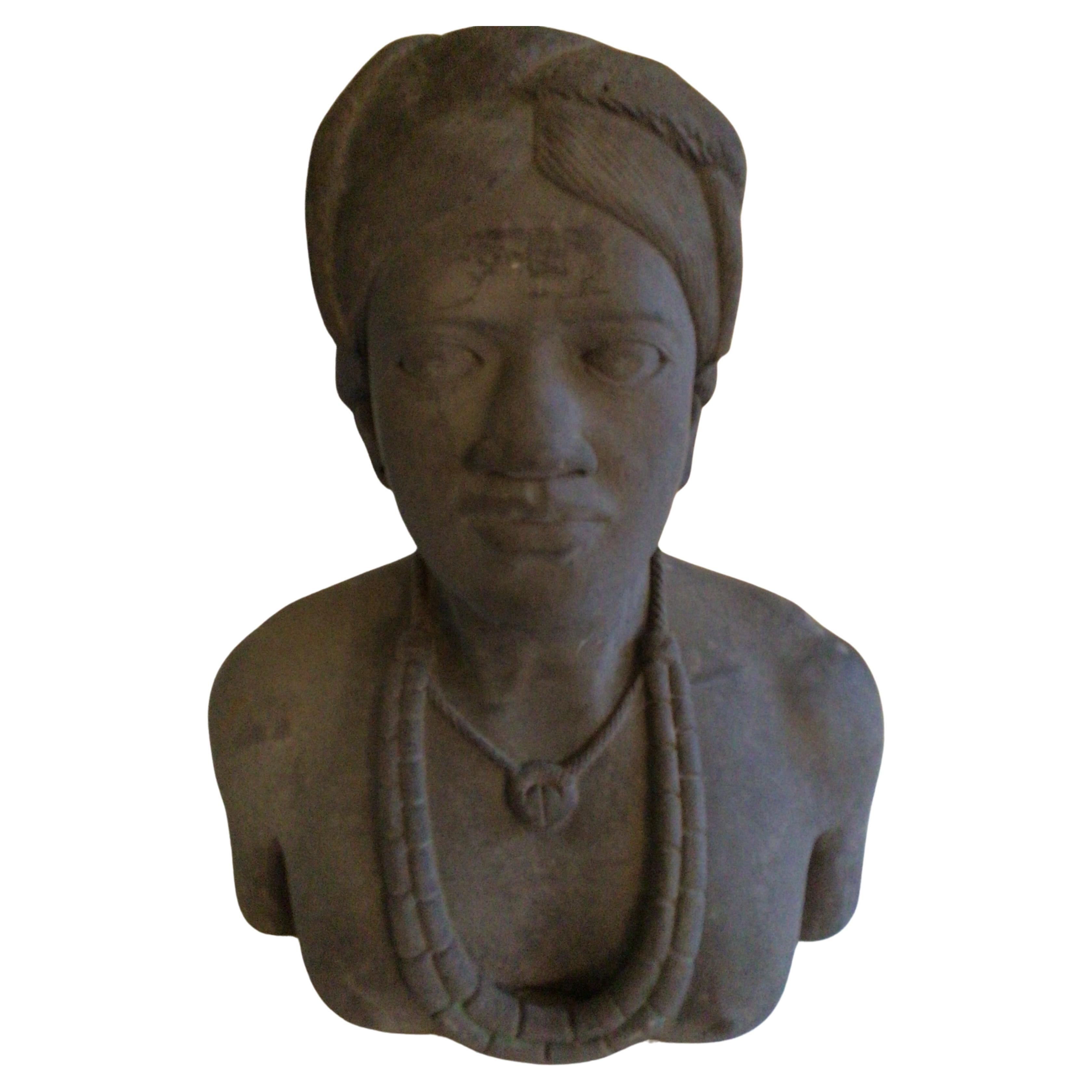 Escultura de gres de mujer tribal de los años 50