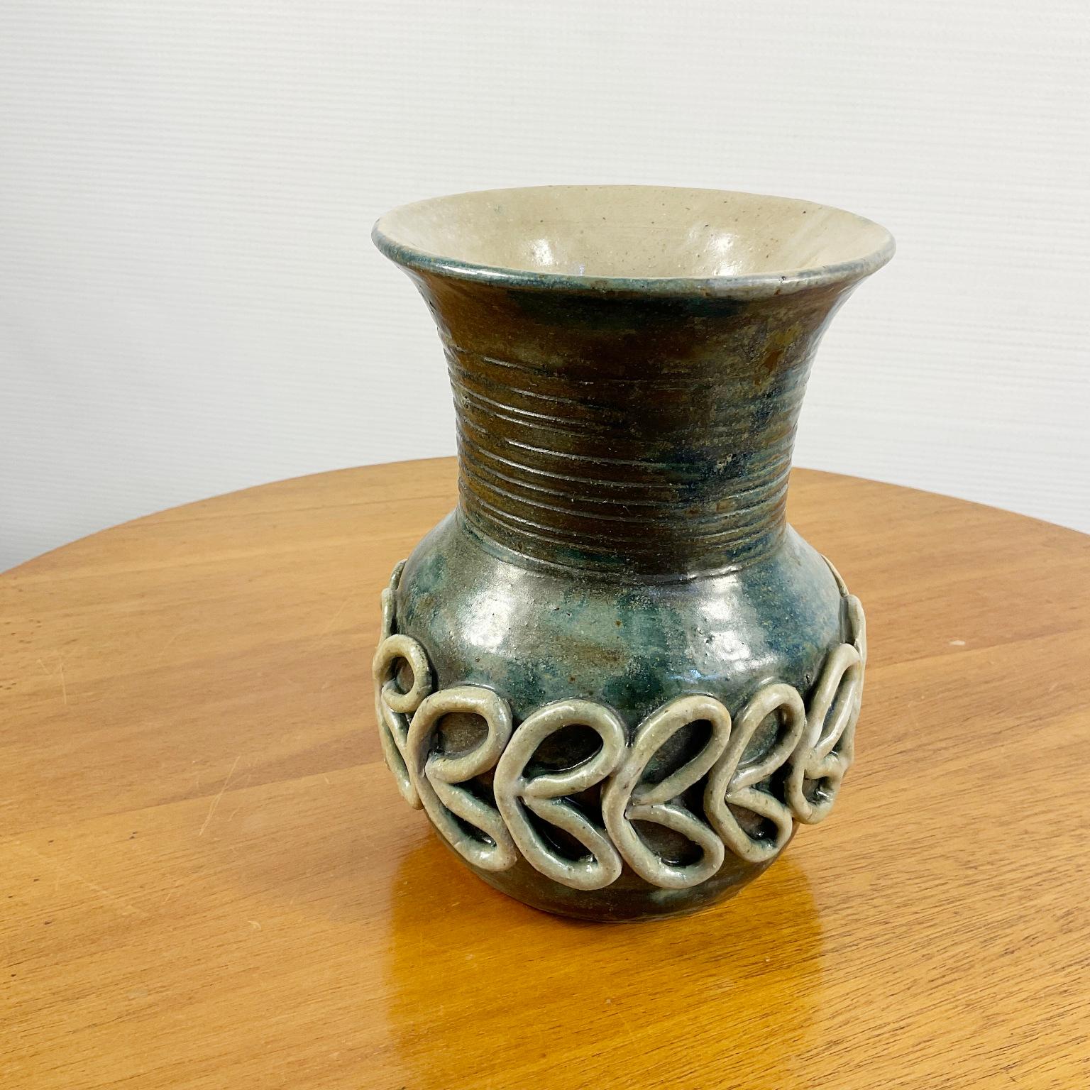 Vaso in gres degli anni '1960 di André Rozay realizzato nel villaggio di ceramiche di La Borne, nel dipartimento del Cher, nella Francia centrale.
André Rozay, pittore e scultore di ceramica, 