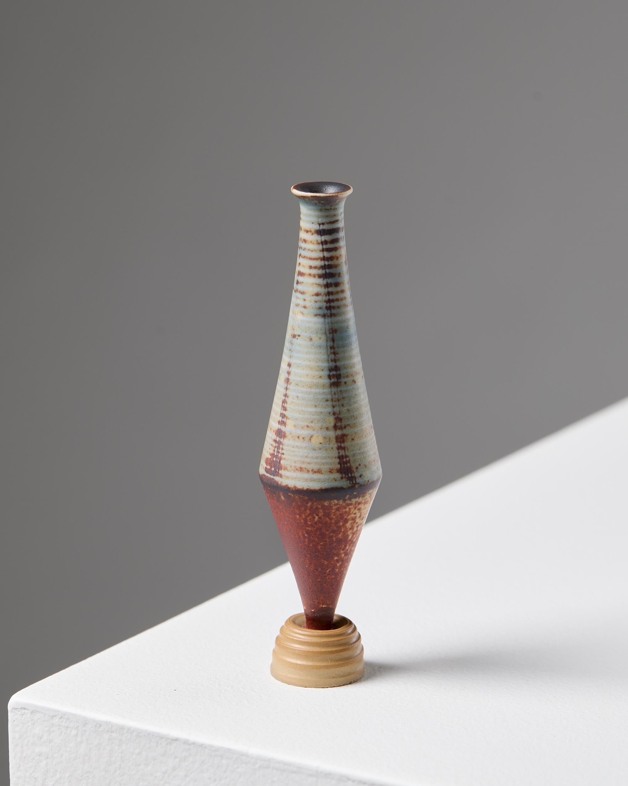 Die Spirea-Serie von Wilhelm Kåge, die in den 1950er Jahren im schwedischen Studio Gustavsberg entstand, ist ein Höhepunkt der skandinavischen Keramik der Mitte des Jahrhunderts. Mit ihren skulpturalen Silhouetten und reich strukturierten Glasuren